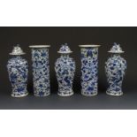 5-delig blauw/wit Chinees porseleinen kaststel met decor van vogels, vlinders en bloemen, 19e