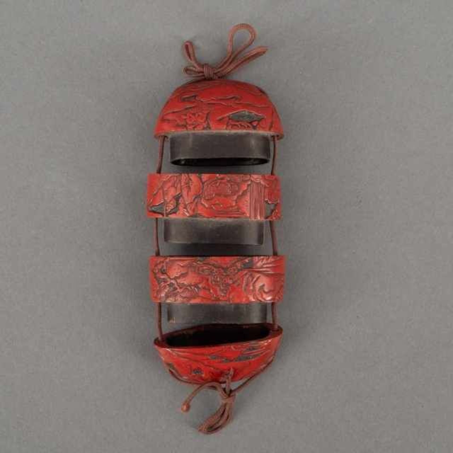 Carved red lacquer, or tsuishu, three-case inrô decorated on one side with two persons under a - Bild 3 aus 3