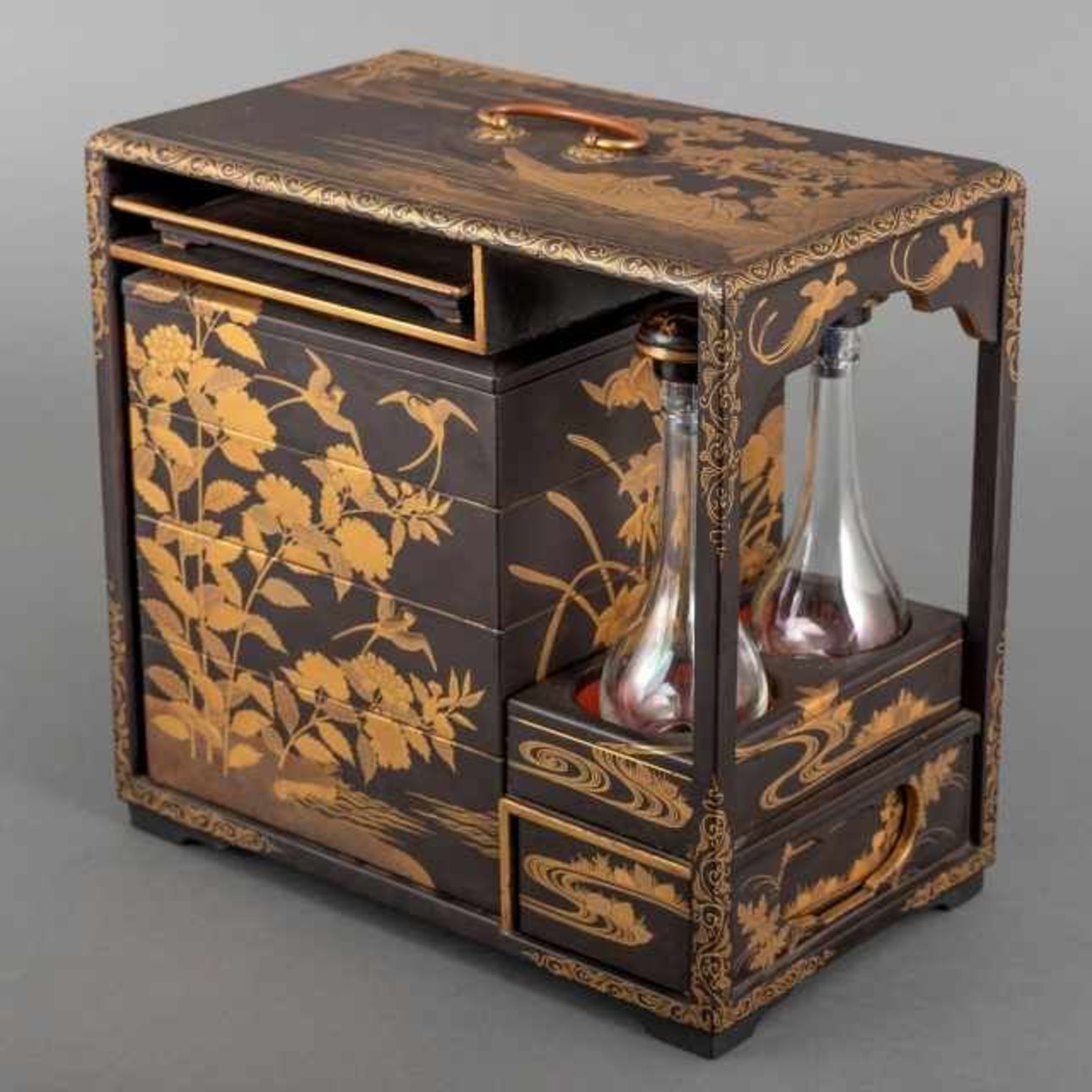 Black lacquer sage-jubako, or picnic set, with gilded harimaki-e motif, on the top a takamaki-e