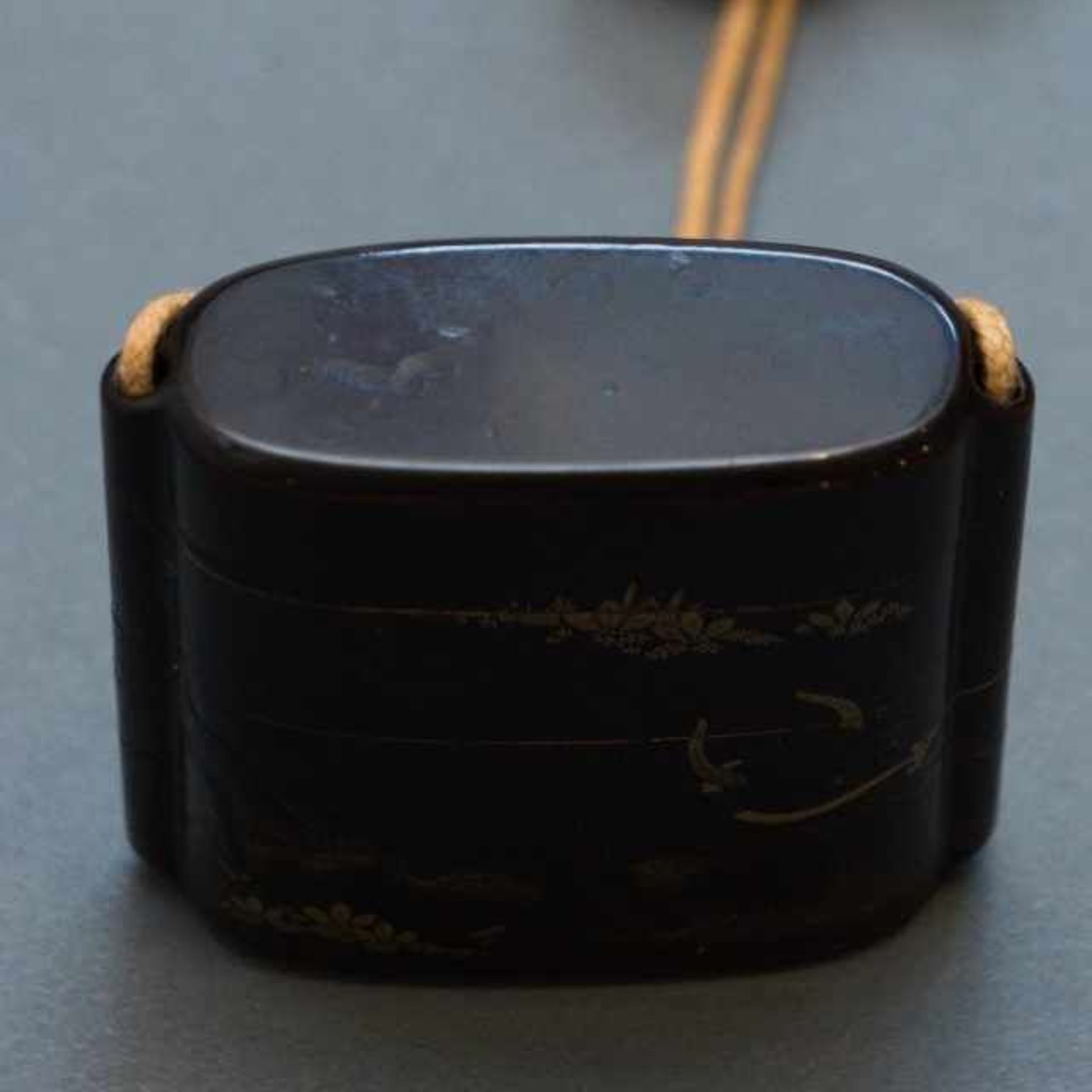 Black lacquer three-case inrô with takamaki-e and hiramaki-e motif: karako trying to pull an ox to - Bild 2 aus 9