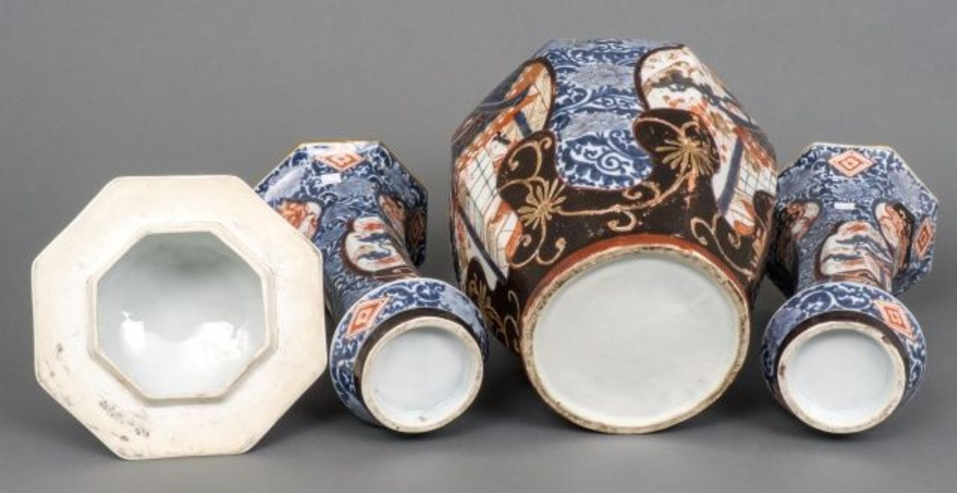 Three-piece porcelain Imari garniture with partial black enamel and decorated with bijin in - Bild 4 aus 4