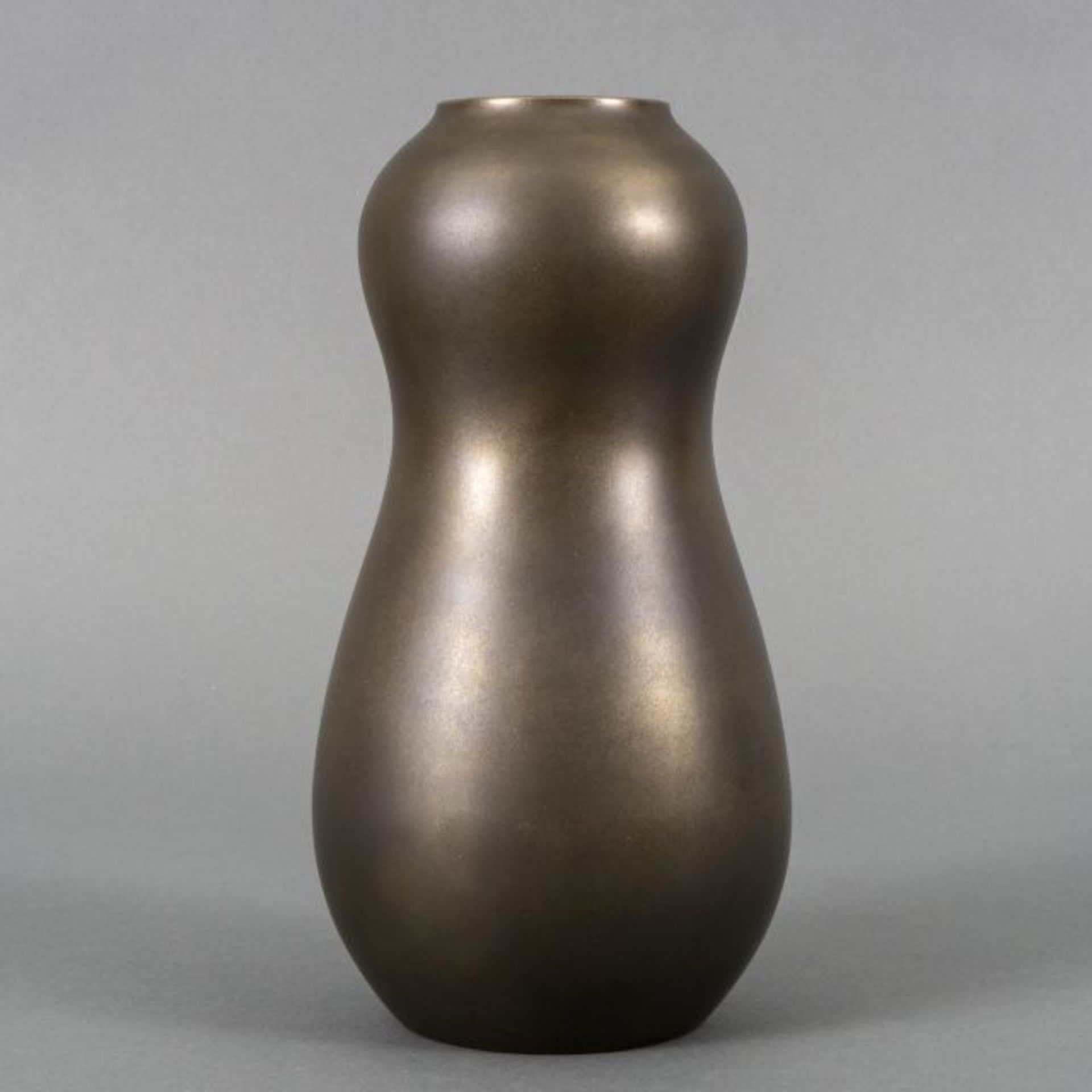 Hongô Kakuhô / Hongô Yoshihiko (1916- 1995), grey patinated bronze double gourd vase, the 'kaga'- - Bild 3 aus 5