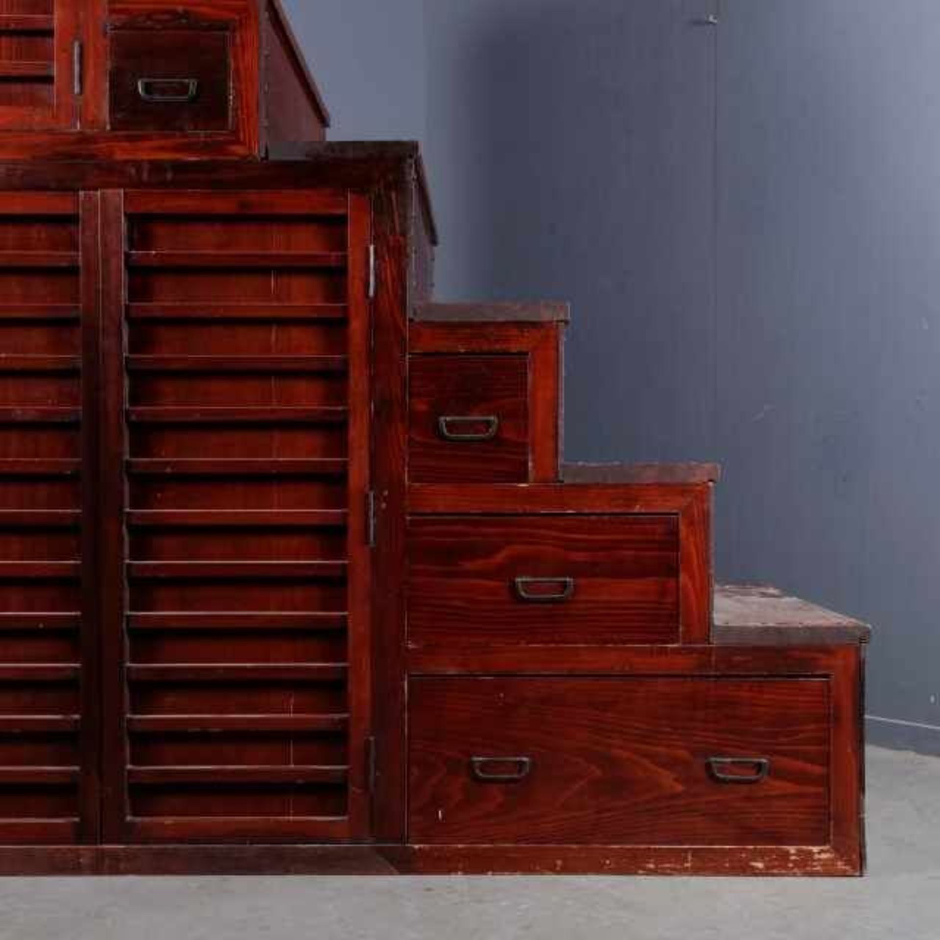 Red stained softwood kaidan-dansu with seven steps, the front with four drawers, a double and a - Bild 2 aus 3