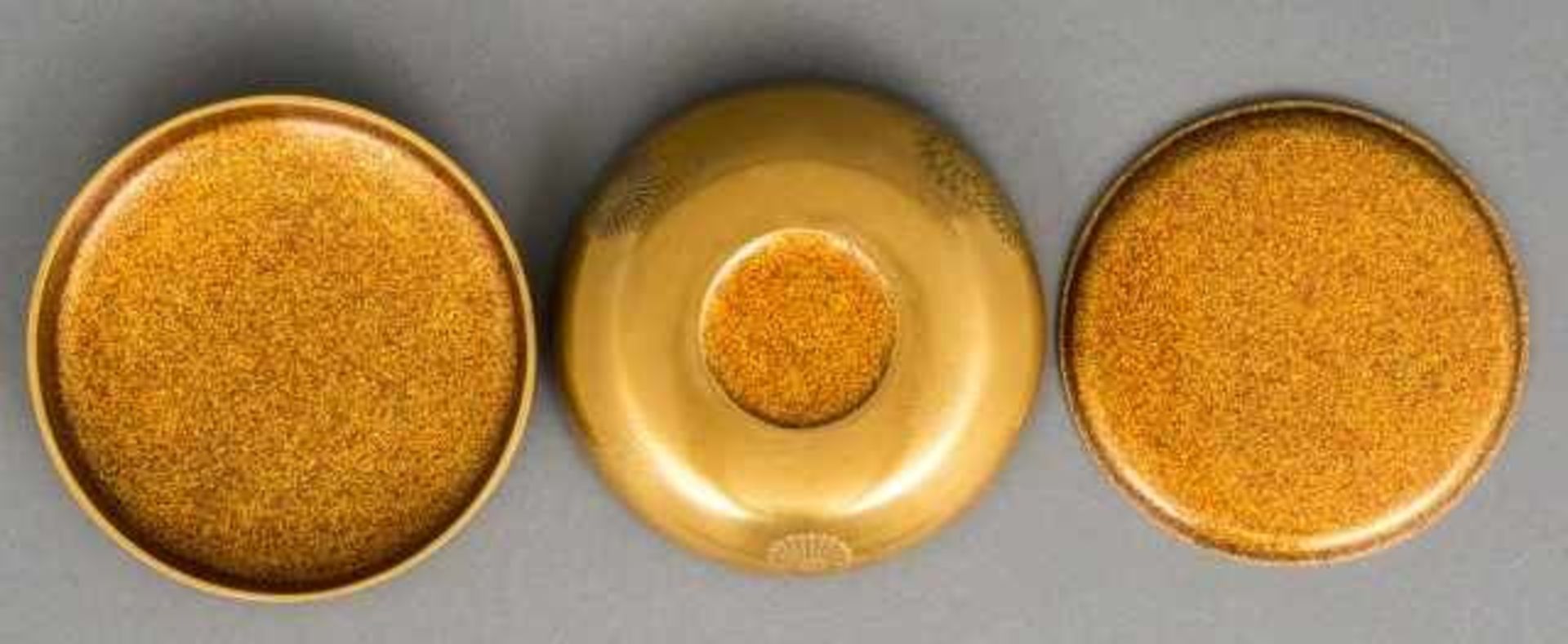 Golden lacquer kôgô with small internal tray, decorated with hiramaki-e and takamaki-e - Bild 3 aus 3