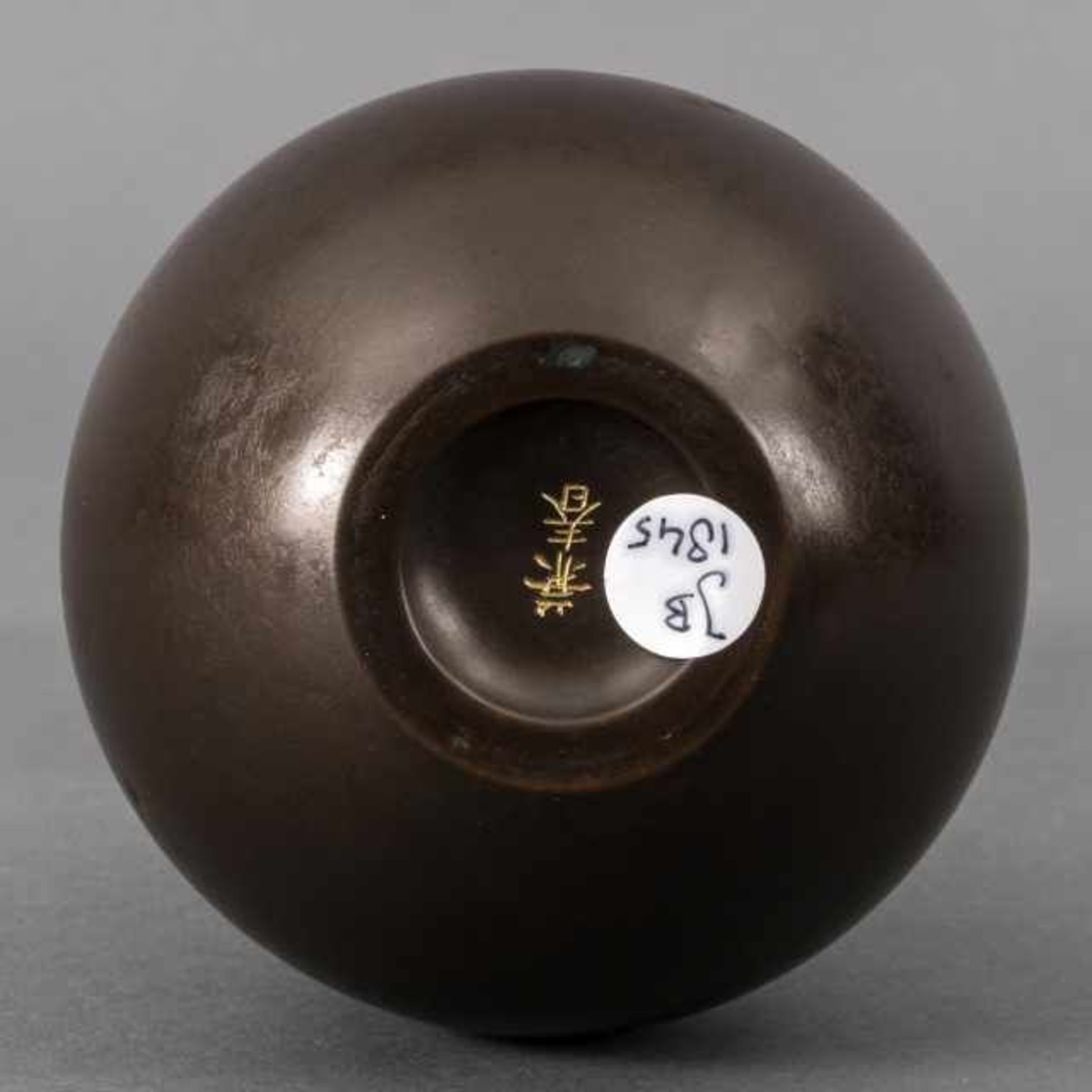 Dark brown patinated bronze double gourd vase, Japan, signed Kaneharu, second half 20th century, - Bild 5 aus 5