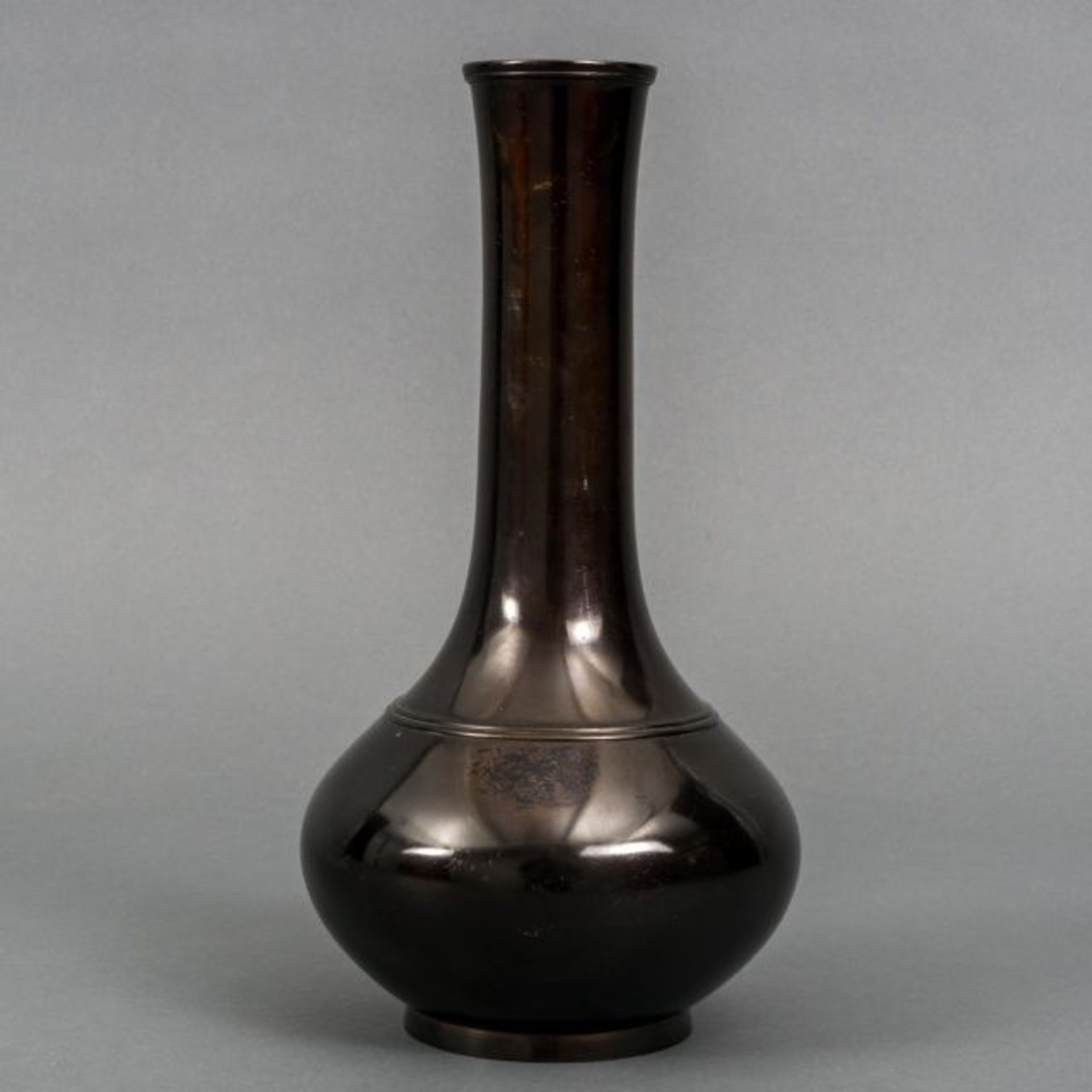 Katori Masahiko (1899-1988), black patinated bronze bottle vase with two horizontal stripes, - Bild 3 aus 5