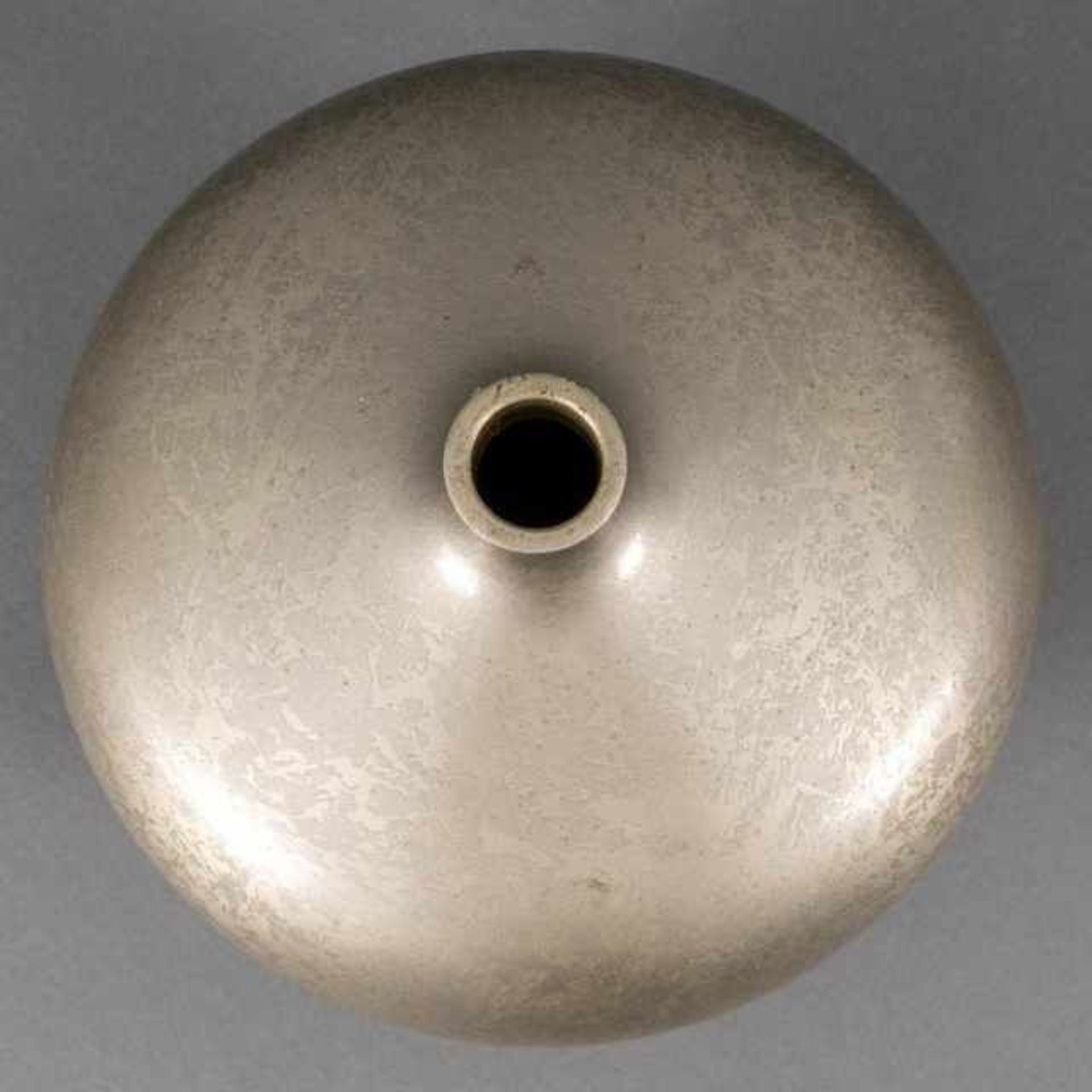 Tsuda Eiju (1915-2001), round-bellied hakudô vase, Japan, marked, including original signed - Bild 4 aus 5