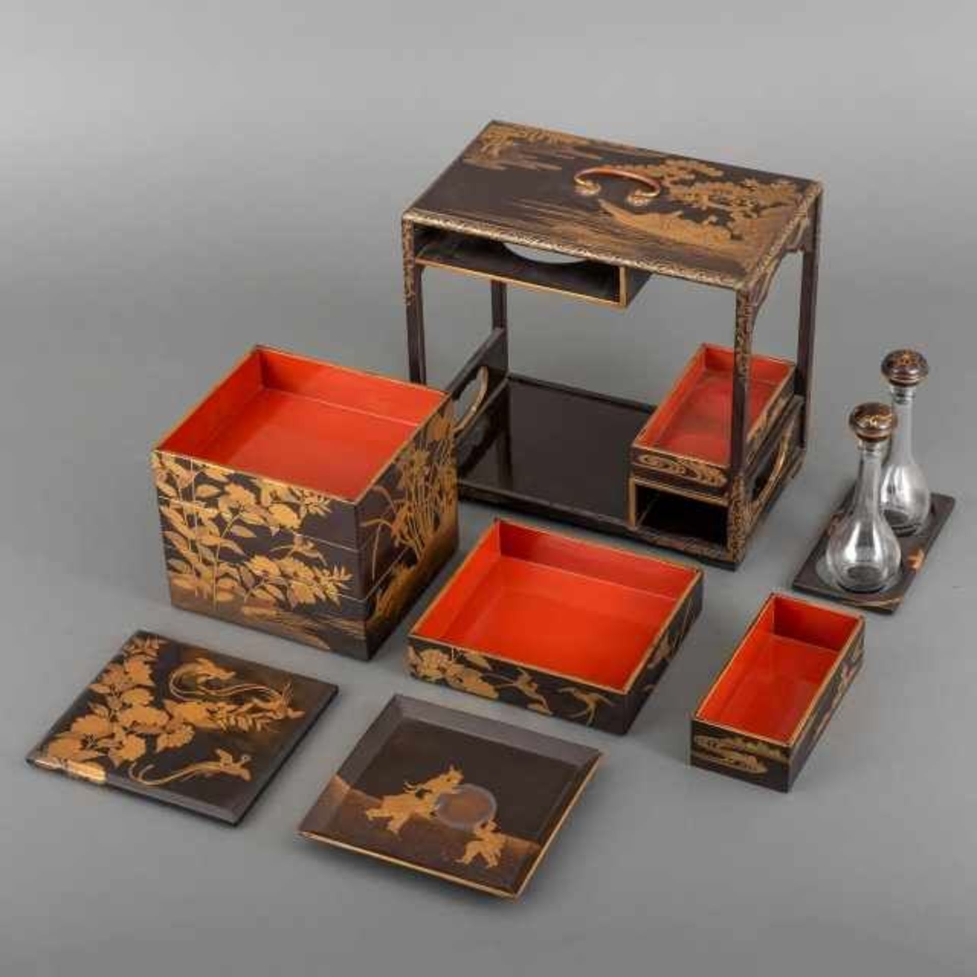 Black lacquer sage-jubako, or picnic set, with gilded harimaki-e motif, on the top a takamaki-e - Bild 2 aus 2