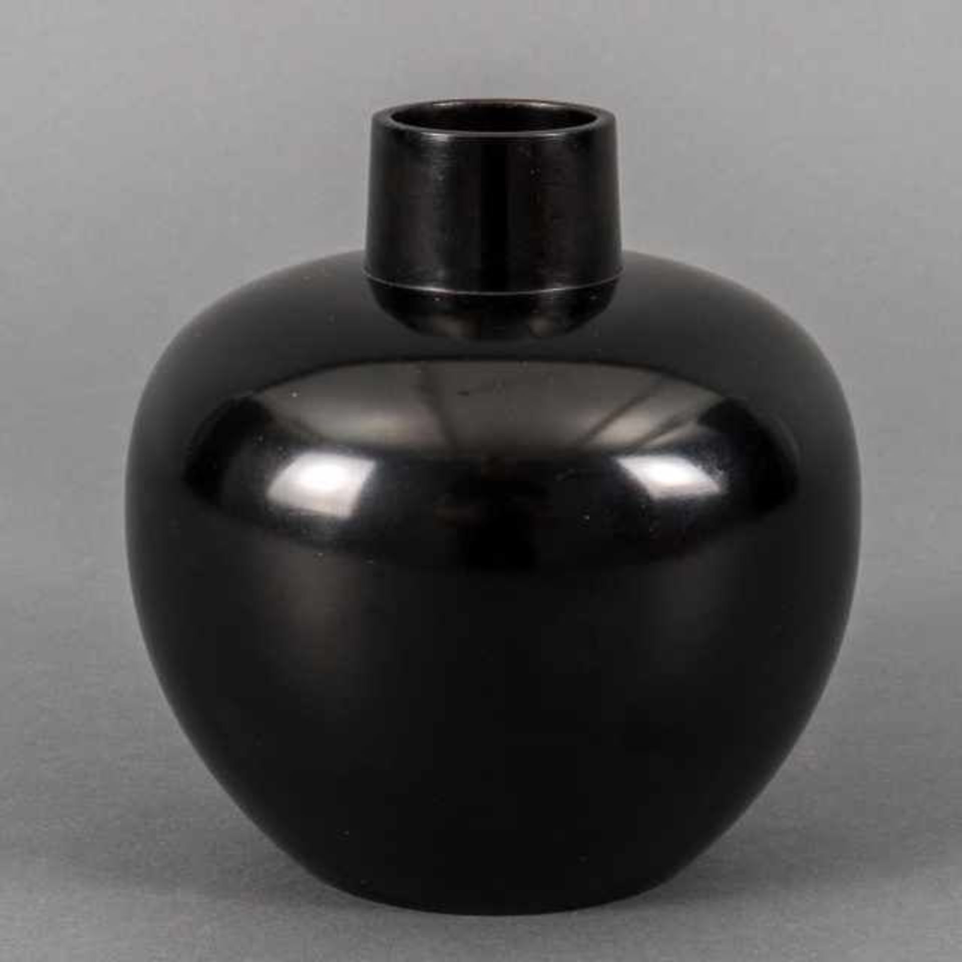 Suga Shoen III / Suga Masasuka (1925-2006), black patinated bronze vase, Japan, signed, including - Bild 3 aus 5