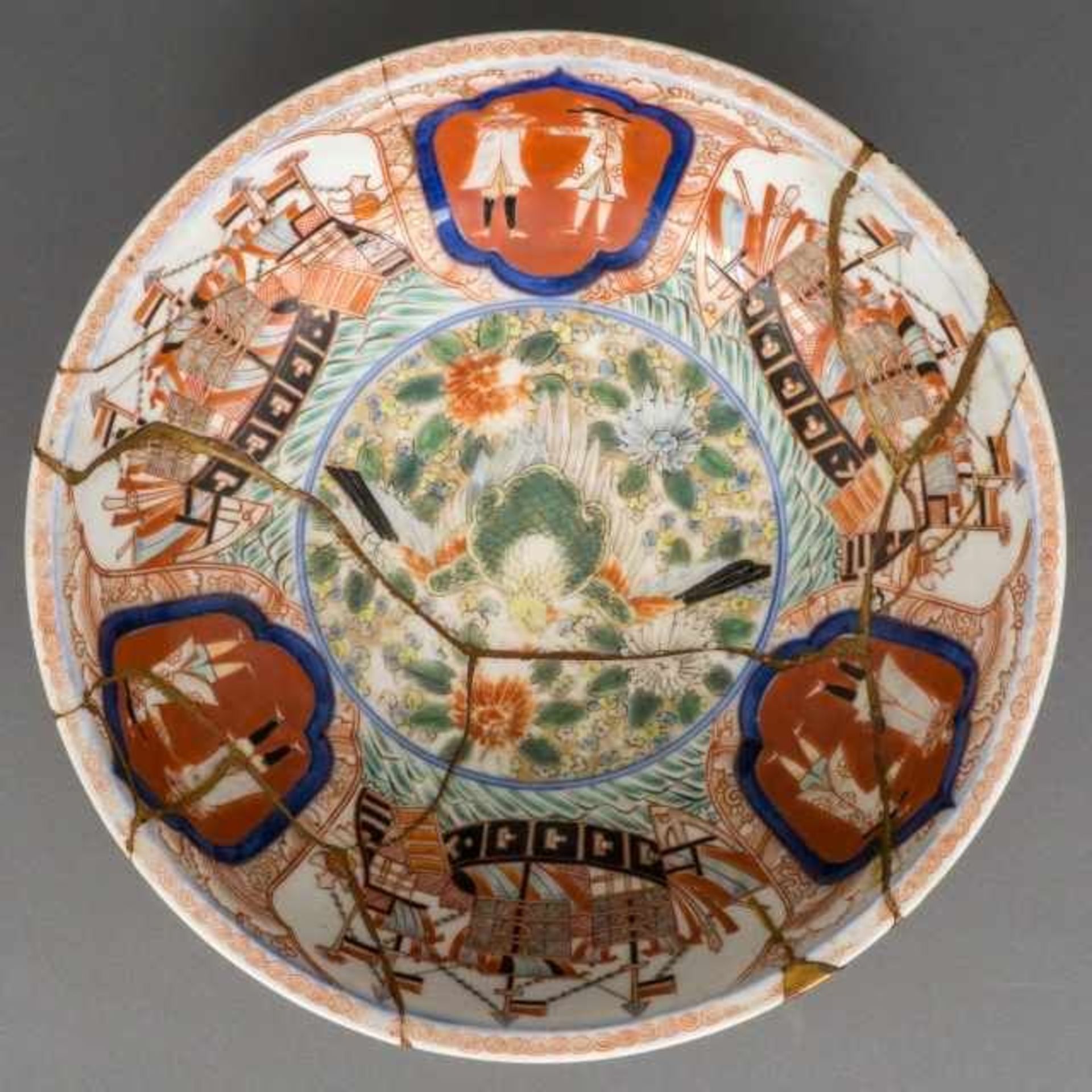 Porcelain Imari bowl decorated with a phoenix, the border with alternating decor of Dutch men and