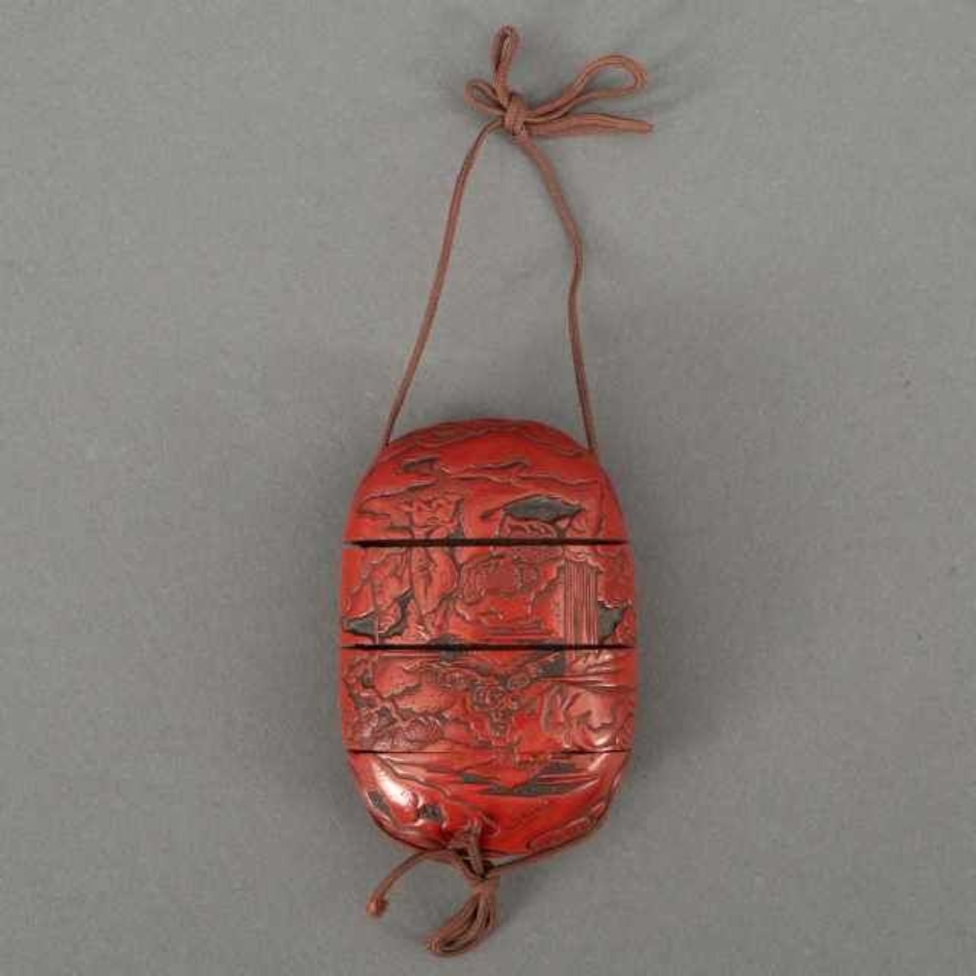 Carved red lacquer, or tsuishu, three-case inrô decorated on one side with two persons under a - Bild 2 aus 3