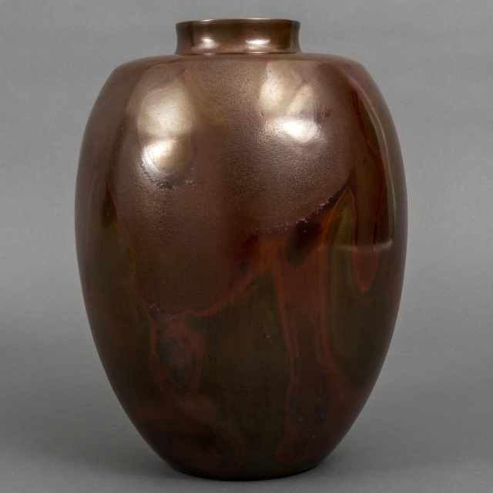 Hannya Kankei (1933), large brown patinated bronze vase with concave shoulder and red murashido - Bild 6 aus 8