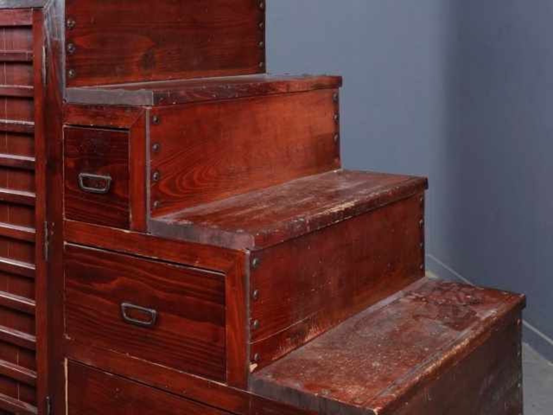 Red stained softwood kaidan-dansu with seven steps, the front with four drawers, a double and a - Bild 3 aus 3