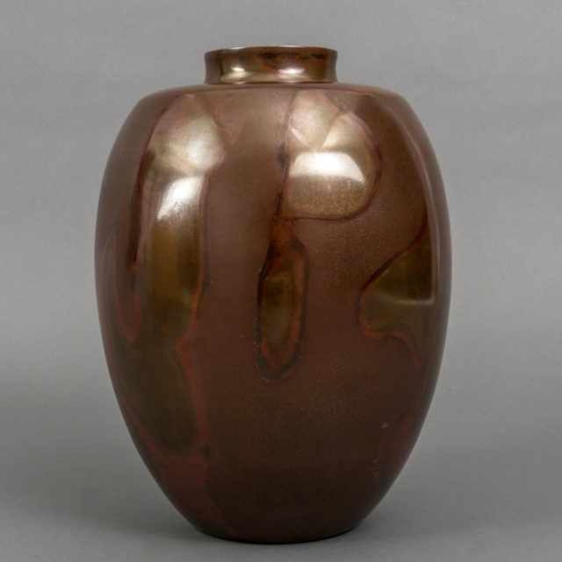 Hannya Kankei (1933), large brown patinated bronze vase with concave shoulder and red murashido - Bild 3 aus 8