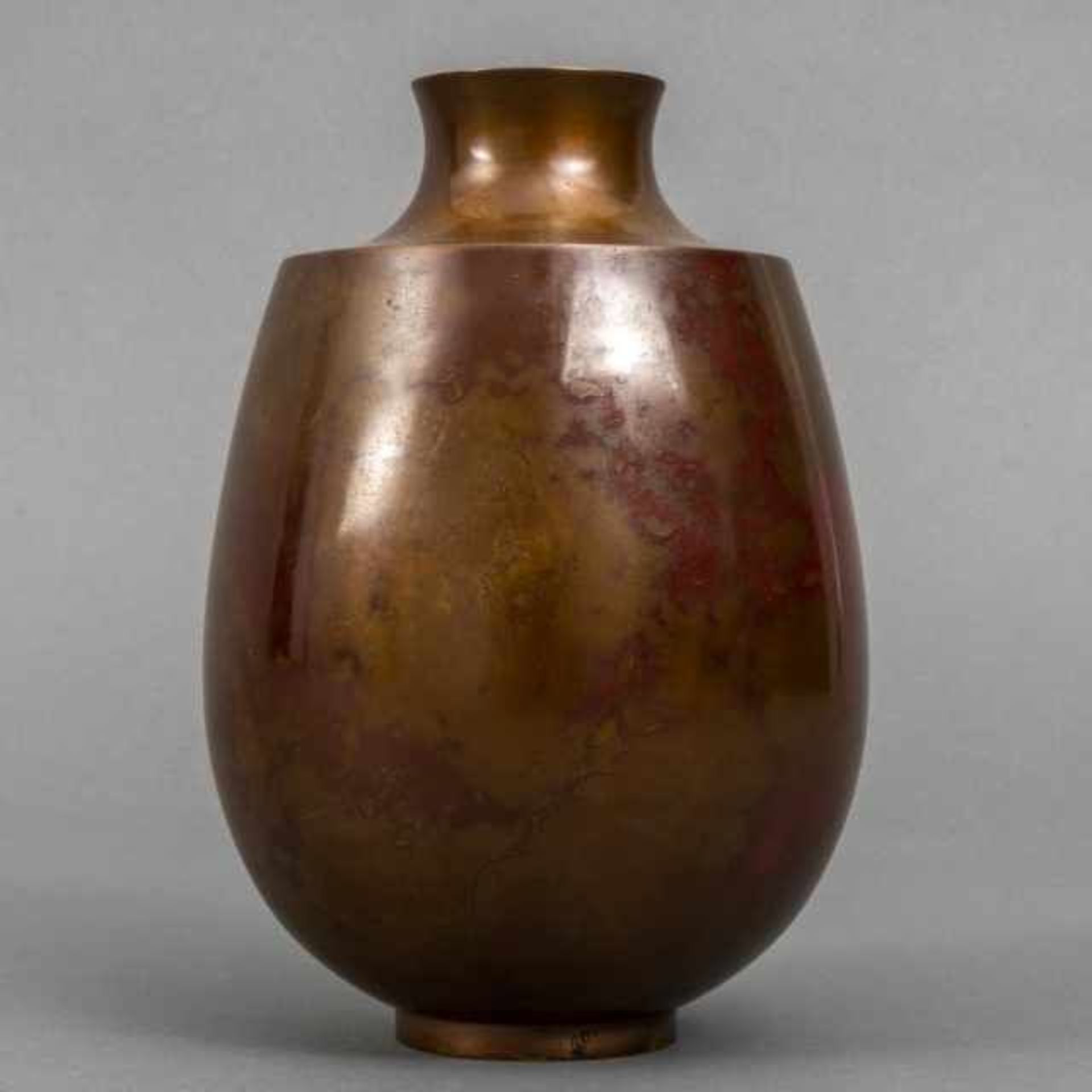 Kurisaki Tsugio (1945/1946), brown patinated bronze vase with broad sharp-edged shoulder and red - Bild 3 aus 7