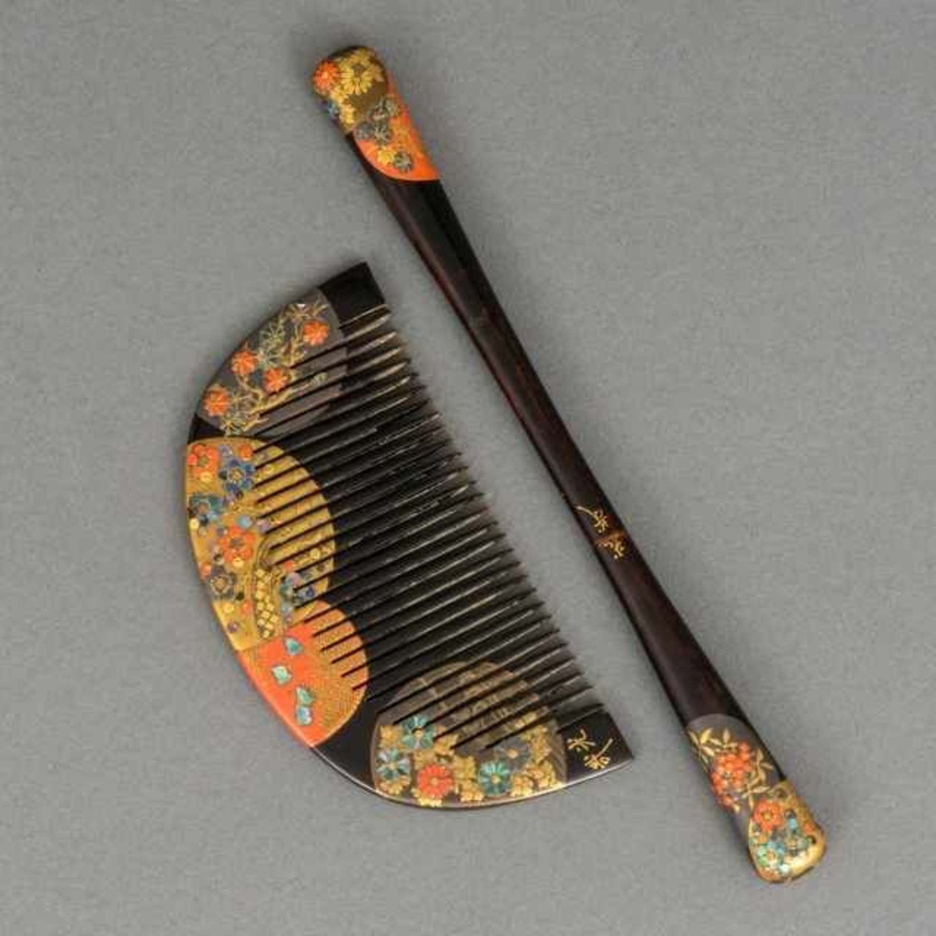 Black lacquer horn kushi and wooden kôgai with polychrome circular lacquer motifs partially inlaid