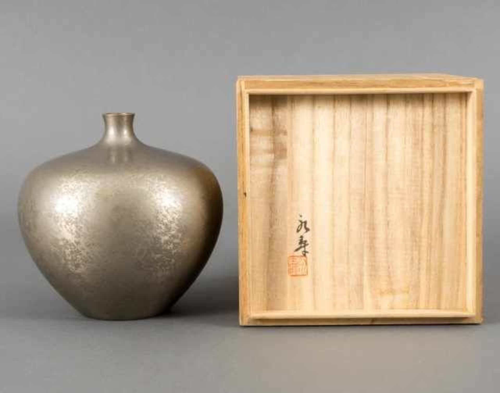 Tsuda Eiju (1915-2001), round-bellied hakudô vase, Japan, marked, including original signed - Bild 2 aus 5