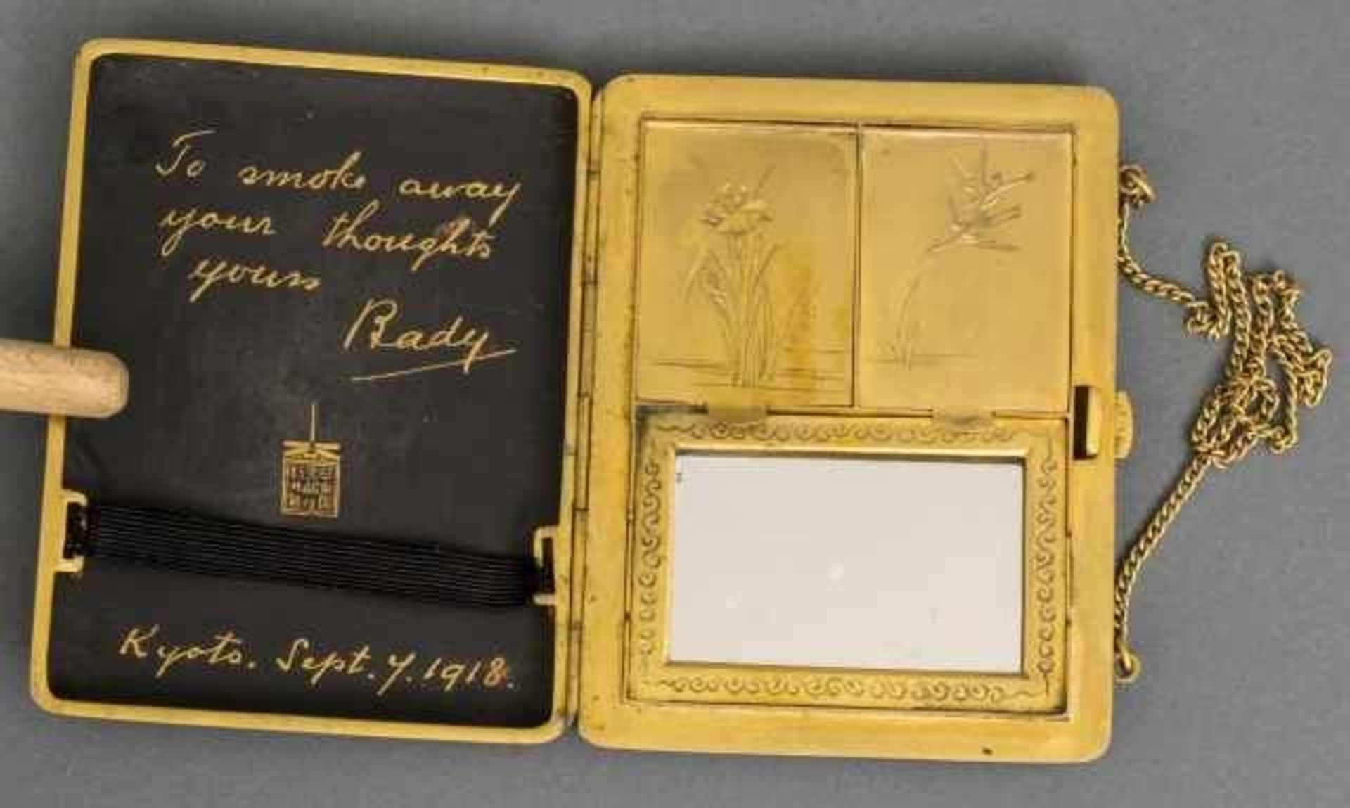 Metal ladies compact and cigarette case, the lid with engraved decoration of two lions, the inside - Bild 3 aus 3