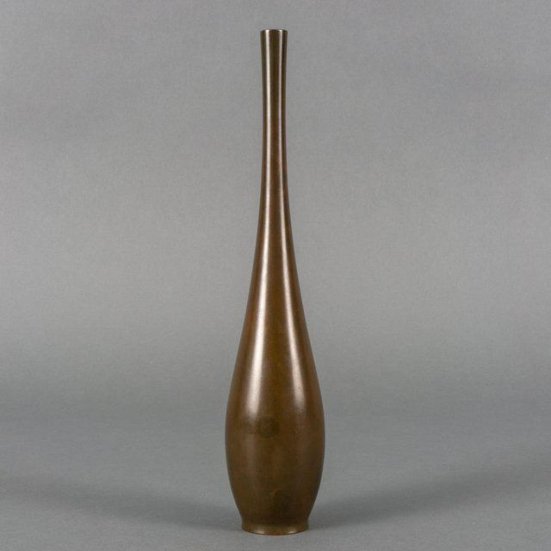 Hata Zôroku IV (1896-1984), brown patinated bronze tsurukubi-vase with red murashido motif, Japan, - Bild 2 aus 4