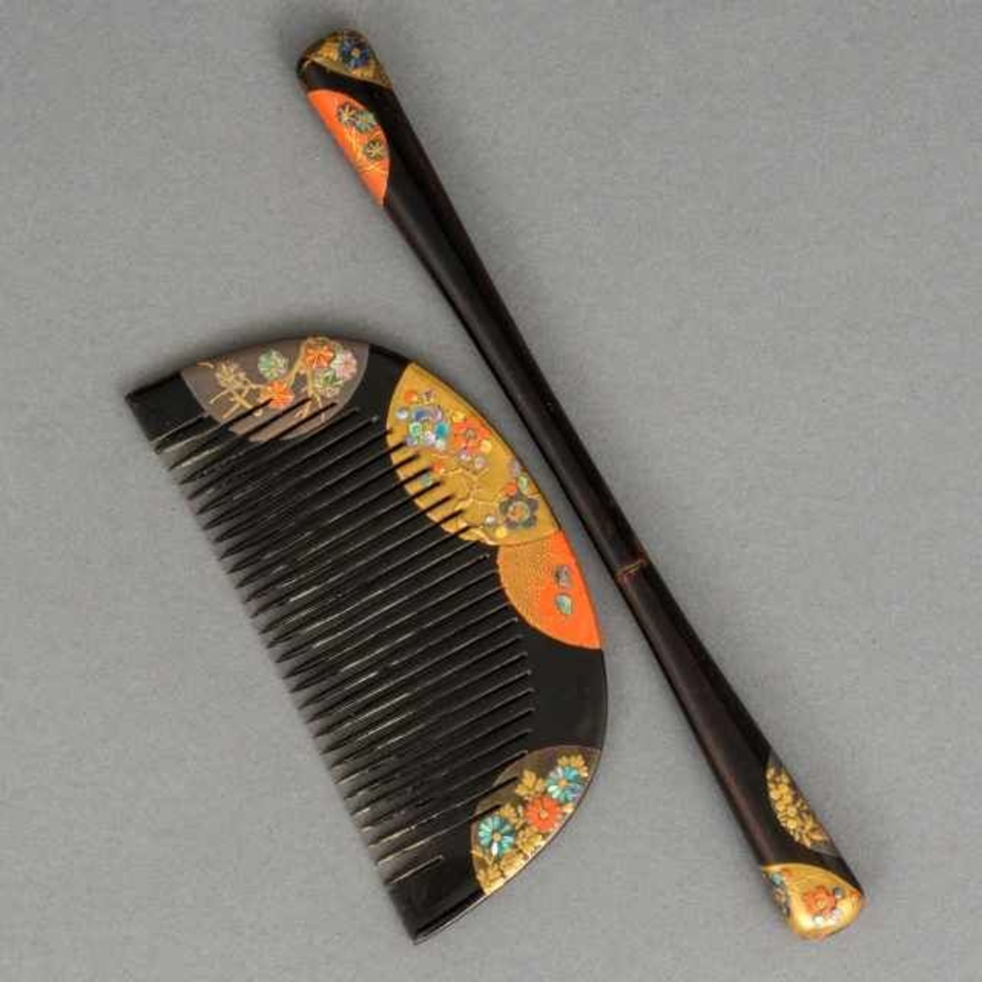 Black lacquer horn kushi and wooden kôgai with polychrome circular lacquer motifs partially inlaid - Bild 2 aus 2