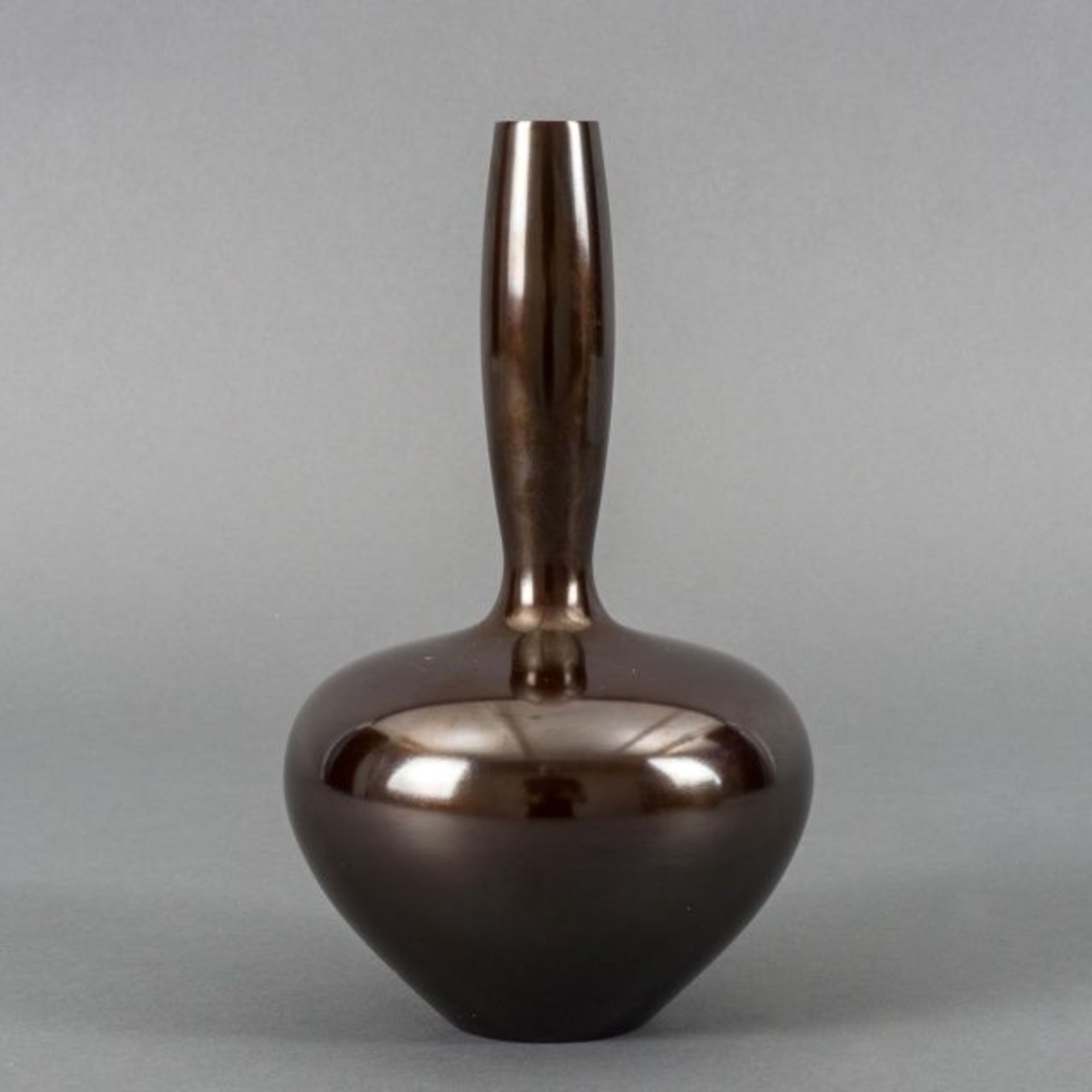 Tsuda Eiju (1915-2001), brown patinated bronze bottle vase, Japan, signed, including original signed - Bild 3 aus 5