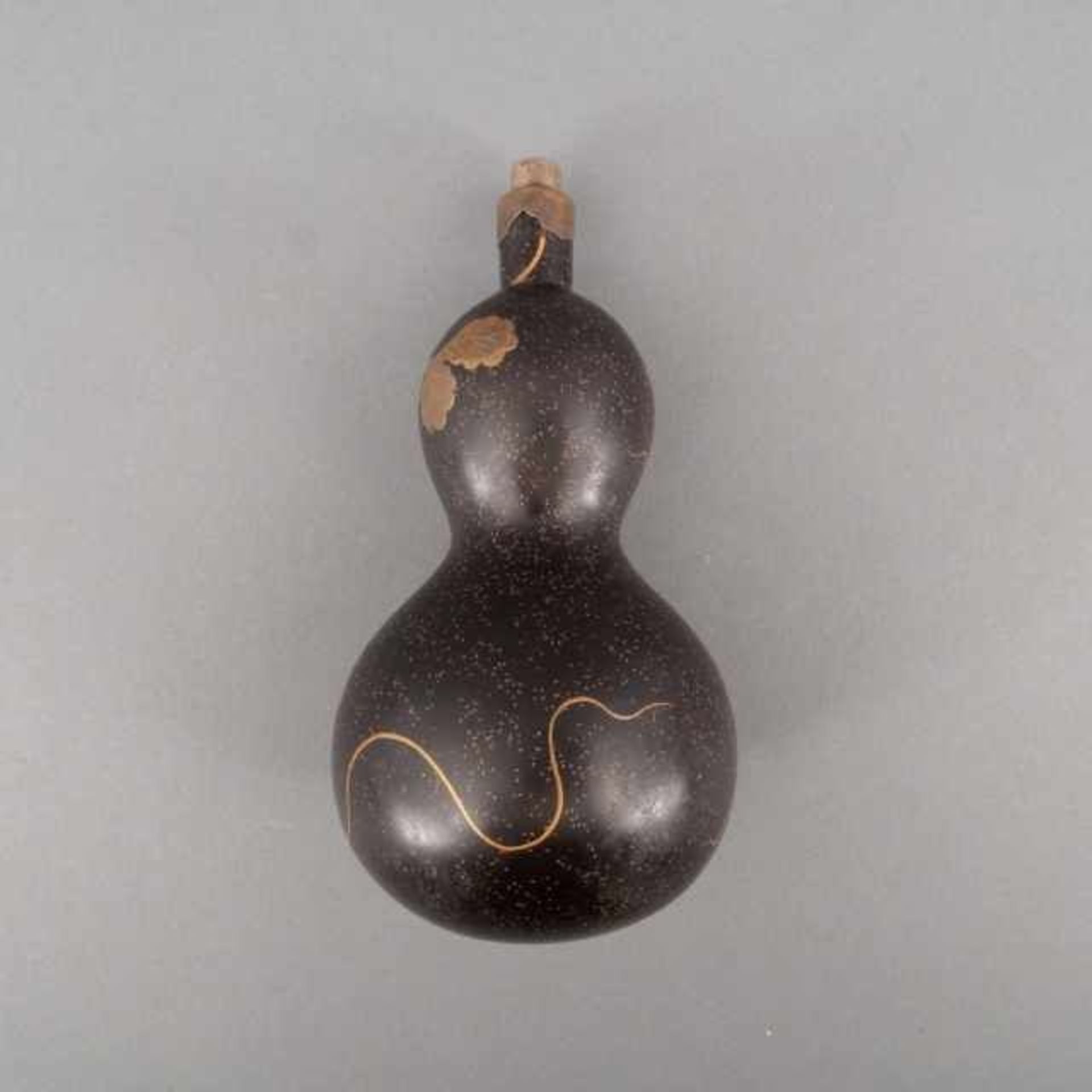 Black lacquer double gourd sake flask with golden takamaki-e motif of gourd vines, the mouth and - Bild 3 aus 3