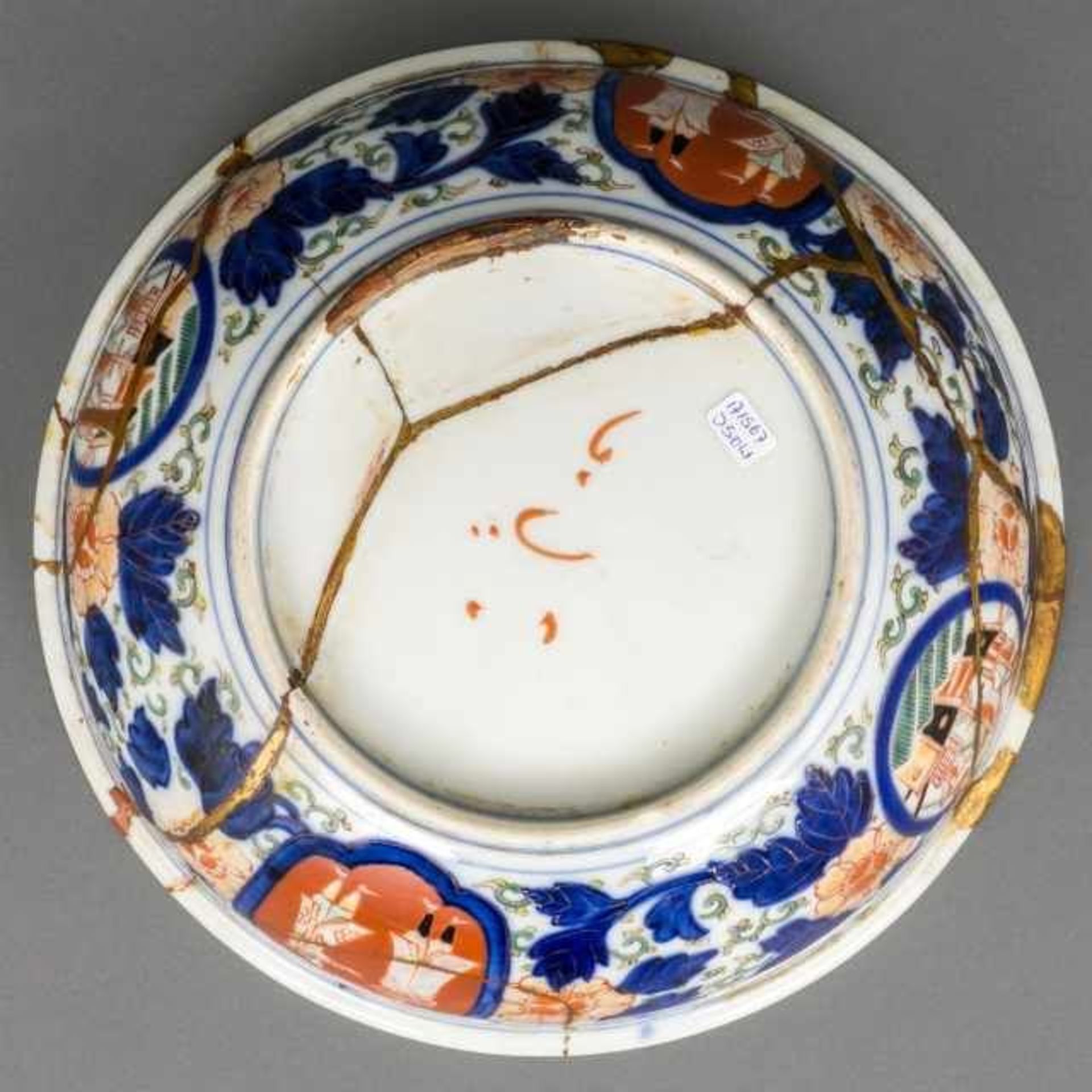 Porcelain Imari bowl decorated with a phoenix, the border with alternating decor of Dutch men and - Bild 2 aus 3
