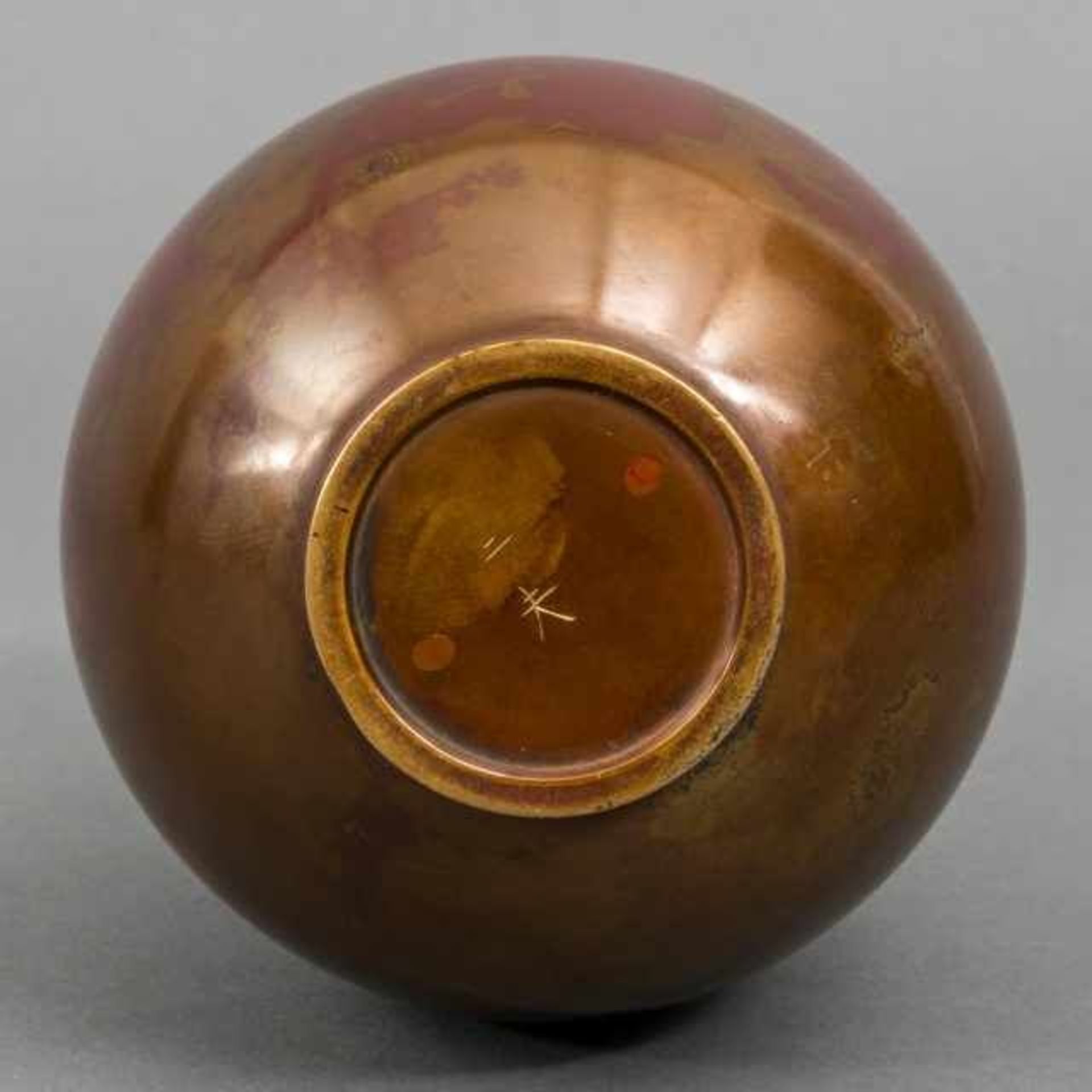 Kurisaki Tsugio (1945/1946), brown patinated bronze vase with broad sharp-edged shoulder and red - Bild 7 aus 7