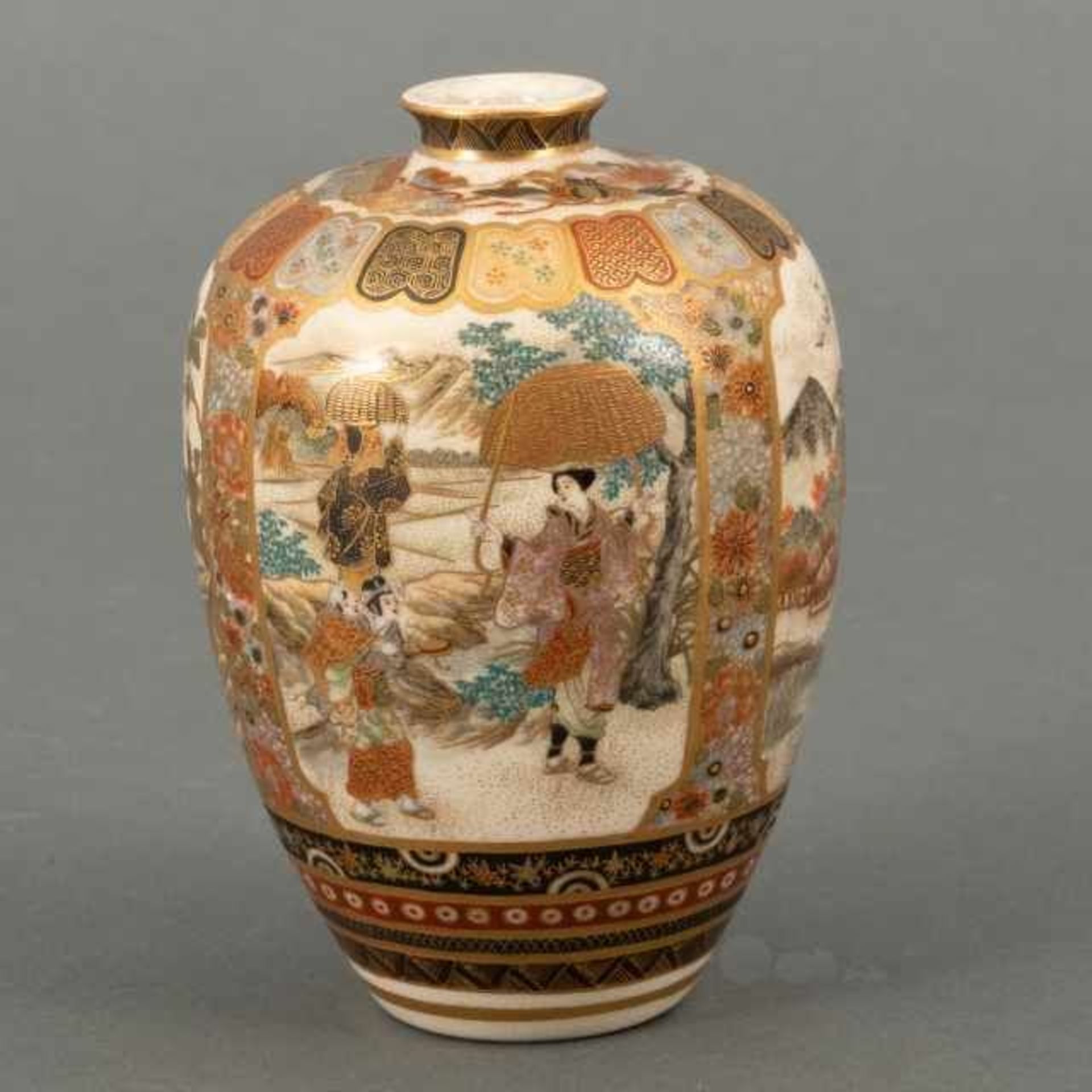 Small Satsuma vase decorated with four different scenes in cartouches: a monkey trying to grasp a - Bild 3 aus 6