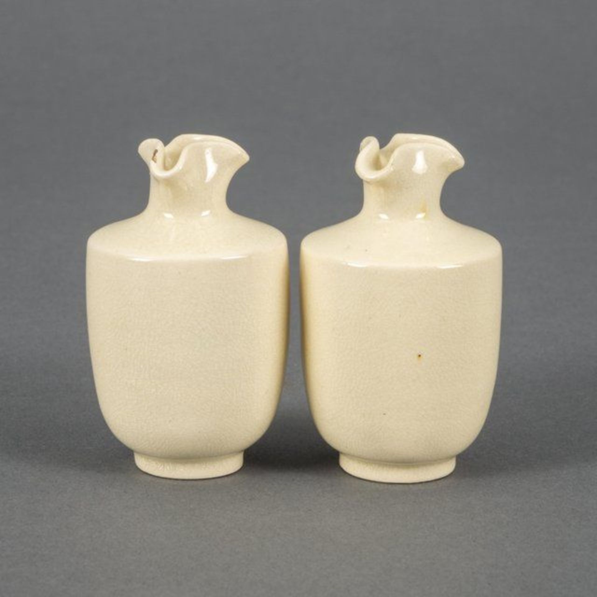 Pair of small white Satsuma vases with a pleated neck, the small chip in the neck with kintsugi, - Bild 2 aus 4