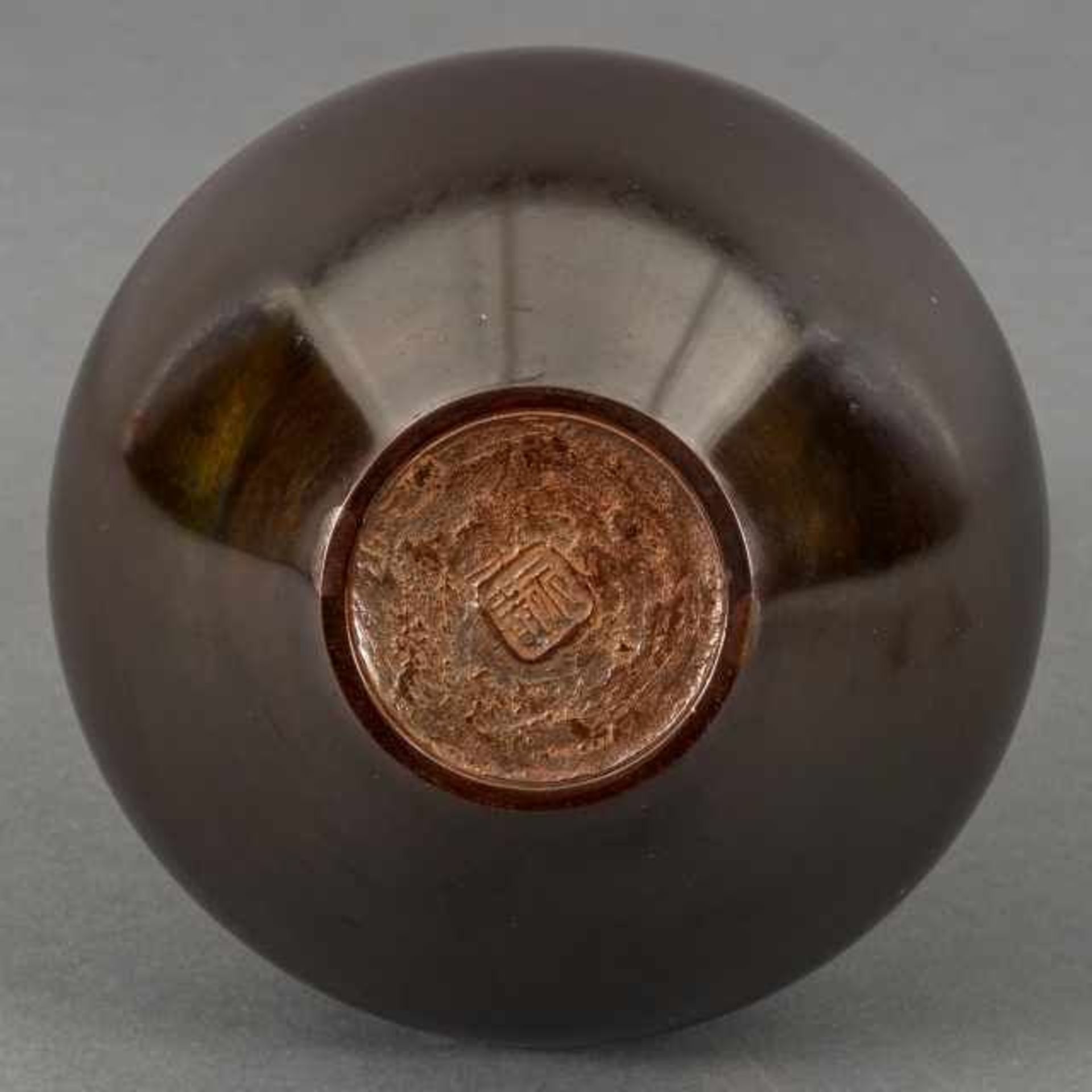 Tsuda Eiju (1915-2001), brown patinated bronze bottle vase, Japan, signed, including original signed - Bild 5 aus 5