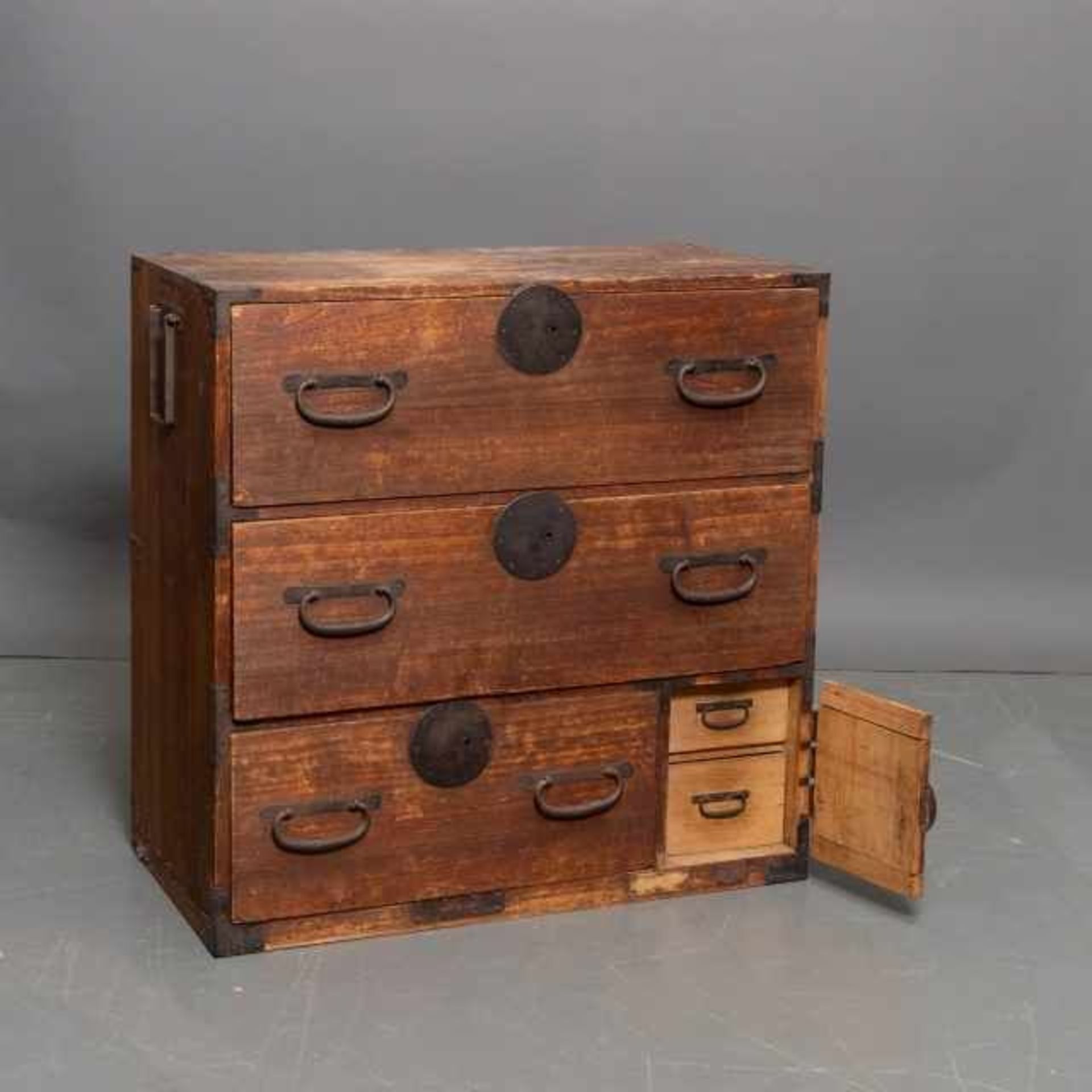 Kiri-wooden tansu with cast iron fittings and saotôshi handles, the three lockable drawers in the