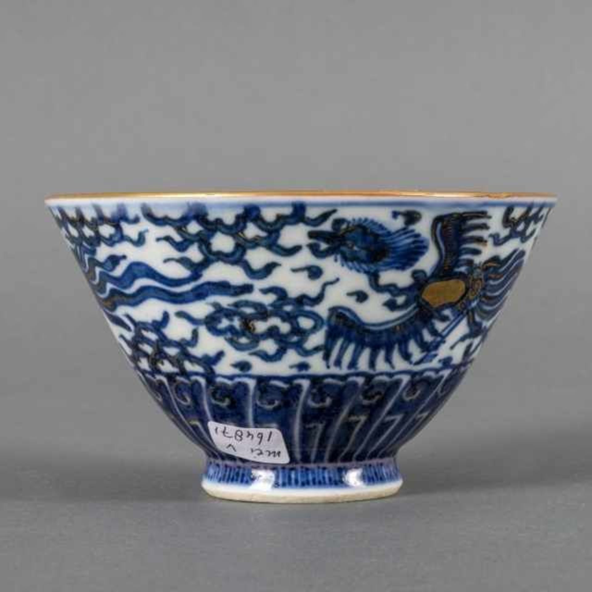 Porcelain Kinrande bowl, the outside decorated with blue-white and partially gilded phoenixes in the - Bild 3 aus 5