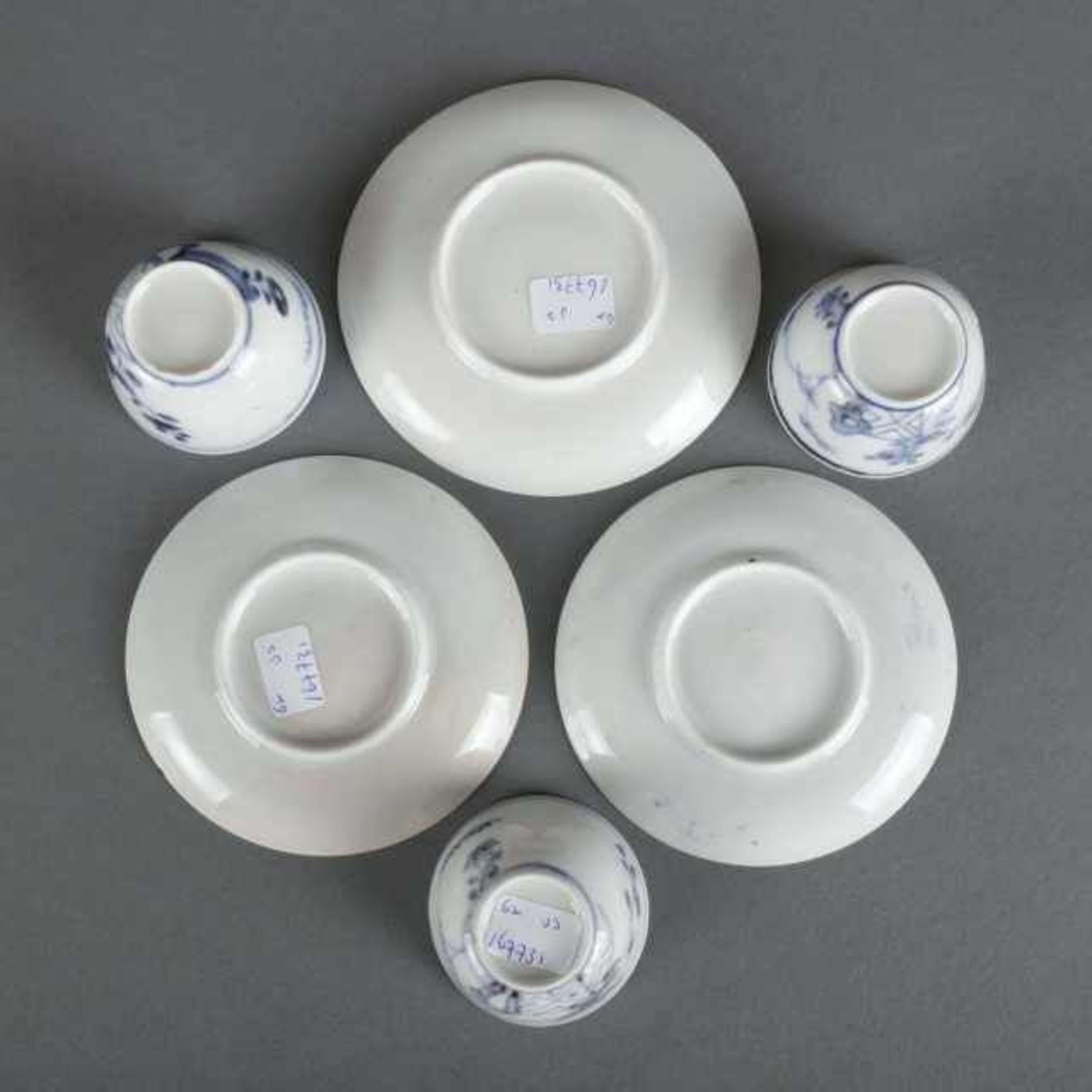 Three miniature blue and white porcelain cups and saucers decorated with a garden motif, after a - Bild 3 aus 3
