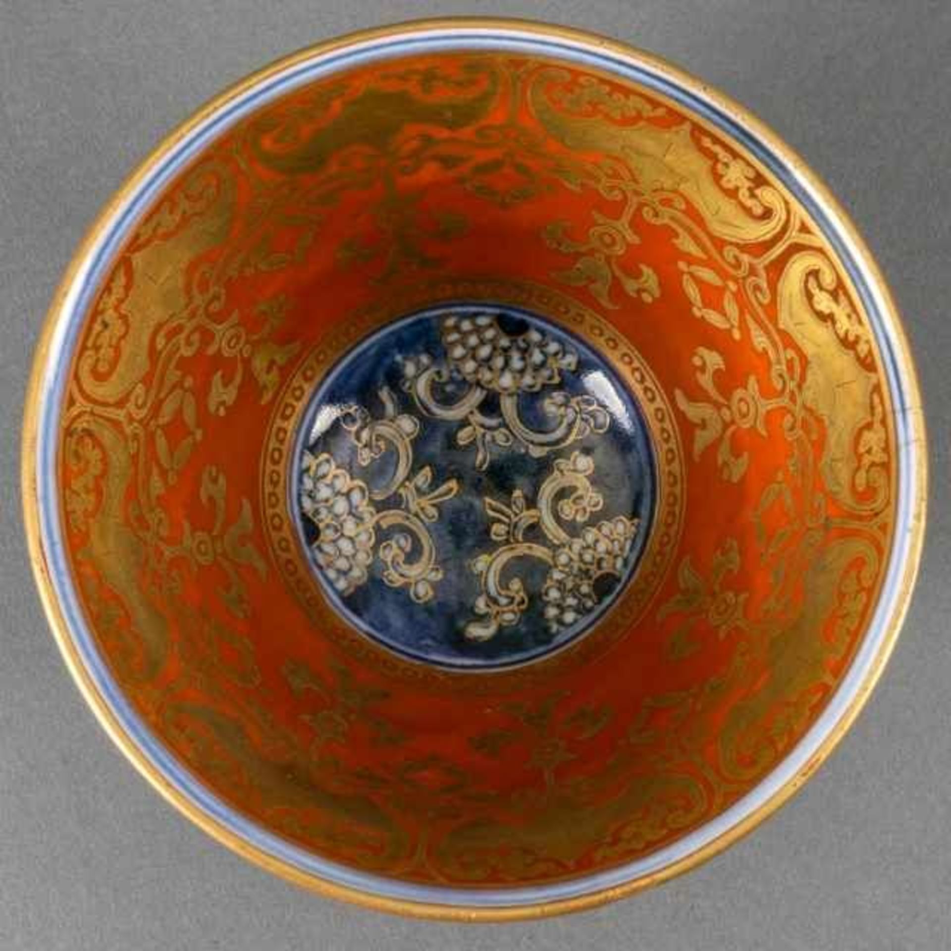 Porcelain Kinrande bowl, the outside decorated with blue-white and partially gilded phoenixes in the - Bild 4 aus 5