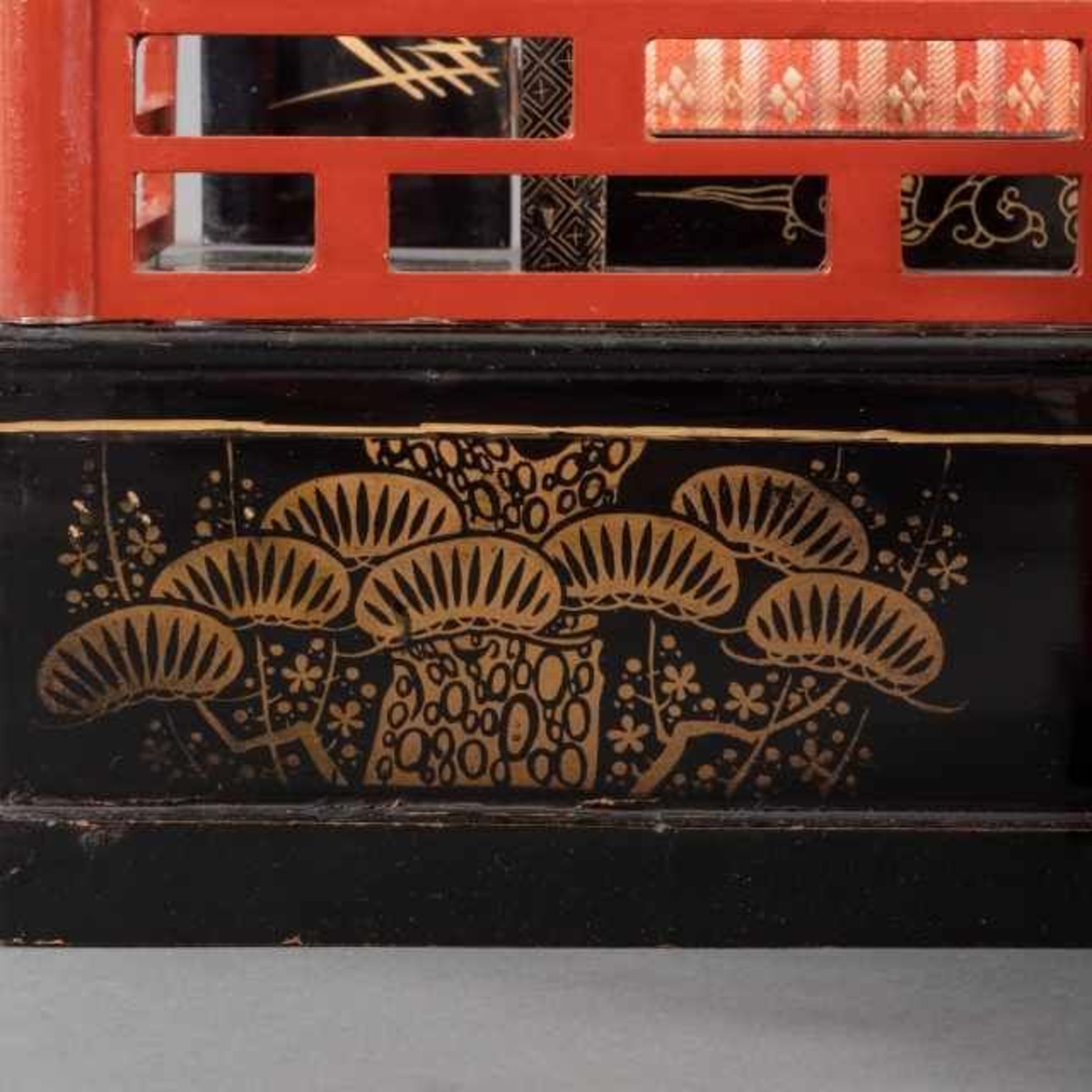 Black and red lacquer hinagoten with one display room, the roof is adorned with two ornaments in the - Bild 3 aus 13