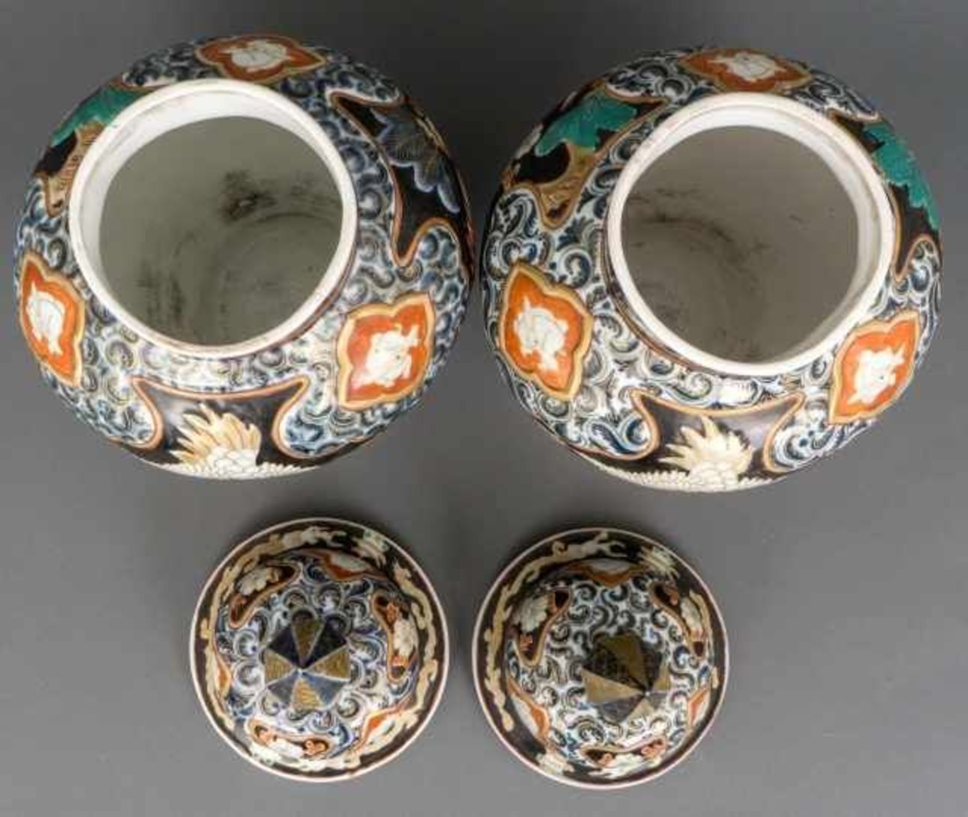 Pair of moulded Imari porcelain baluster vases and covers decorated with cranes and rabbits, - Bild 3 aus 4