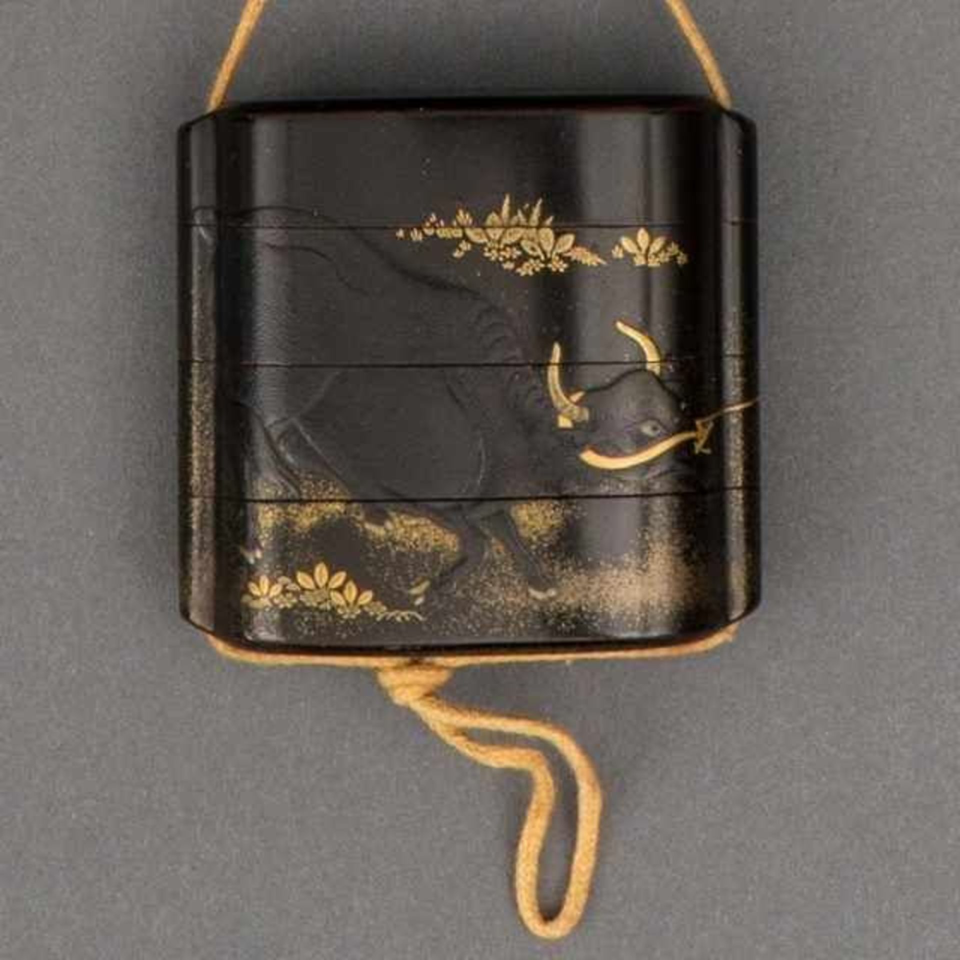 Black lacquer three-case inrô with takamaki-e and hiramaki-e motif: karako trying to pull an ox to - Bild 8 aus 9