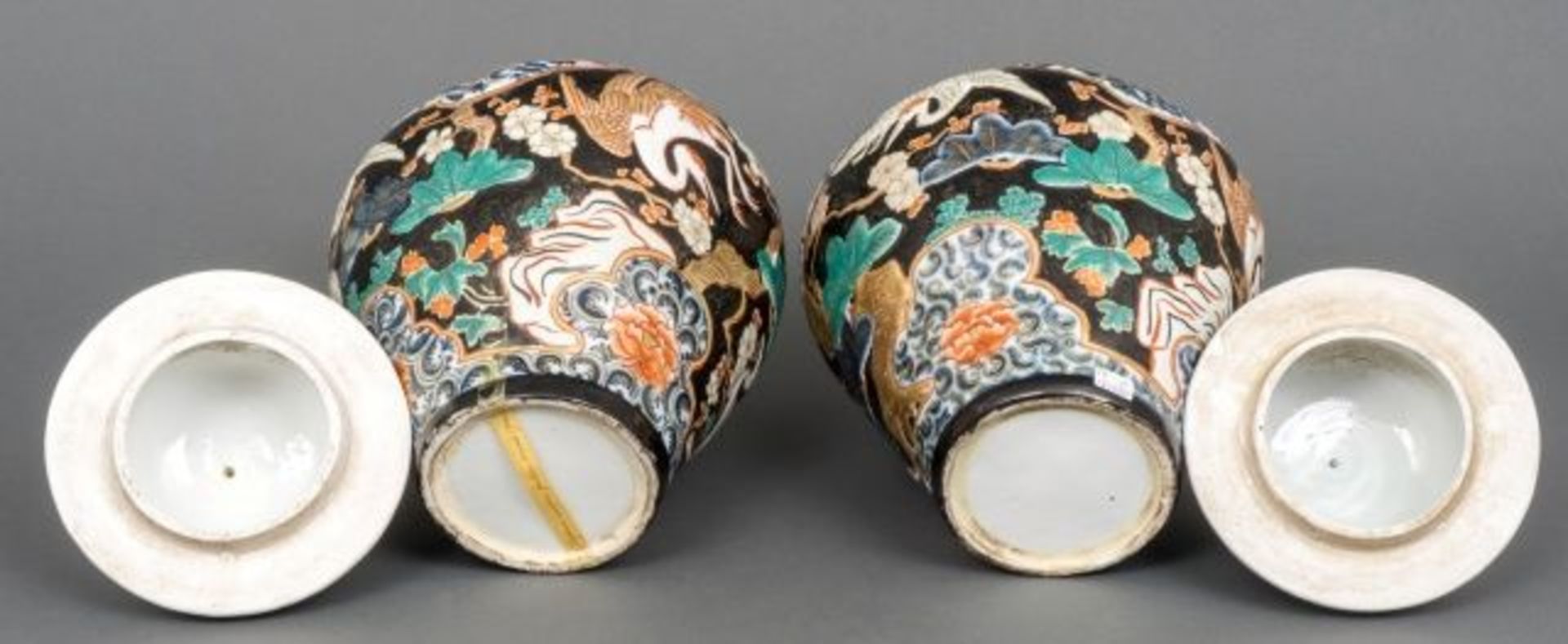 Pair of moulded Imari porcelain baluster vases and covers decorated with cranes and rabbits, - Bild 4 aus 4