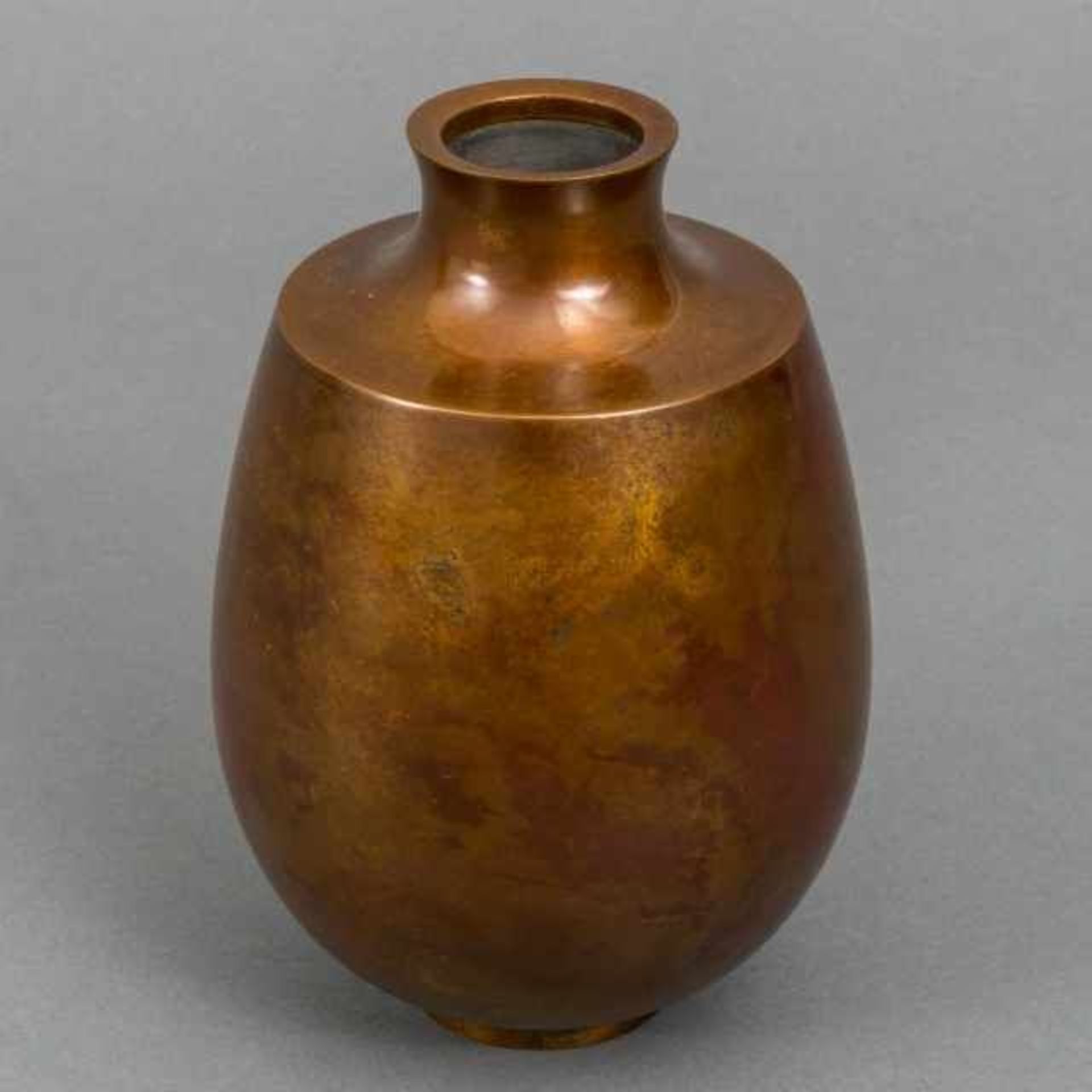 Kurisaki Tsugio (1945/1946), brown patinated bronze vase with broad sharp-edged shoulder and red