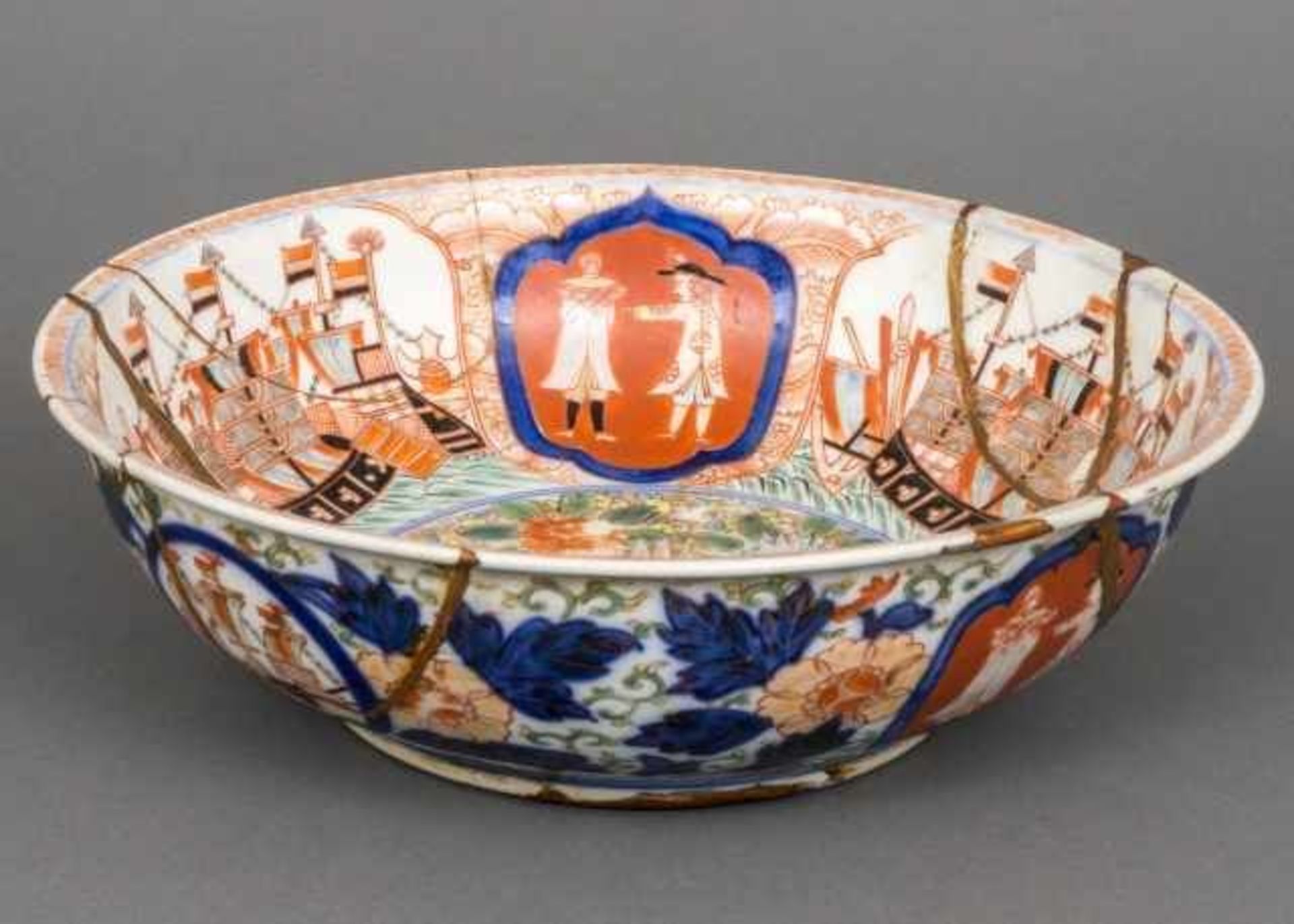 Porcelain Imari bowl decorated with a phoenix, the border with alternating decor of Dutch men and - Bild 3 aus 3