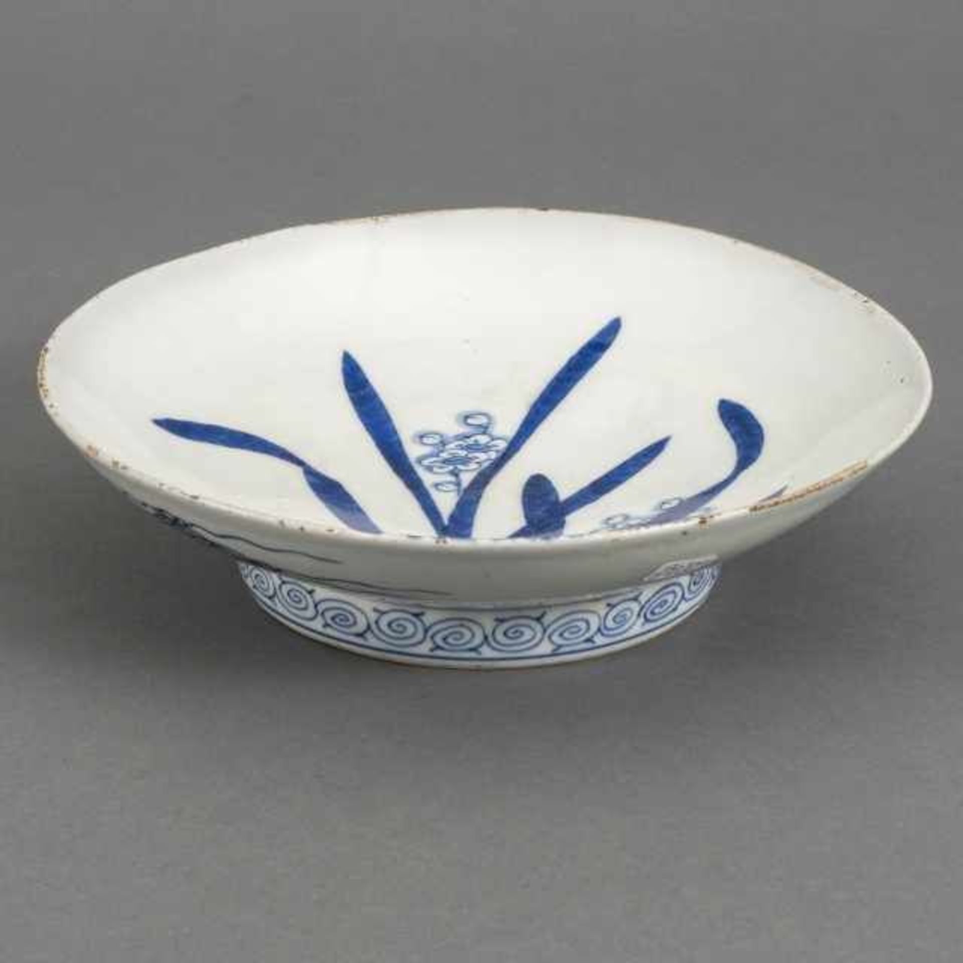 Blue and white Nabeshima-style dish with raised foot and narcissus motif, Japan, the bottom with red - Bild 3 aus 3