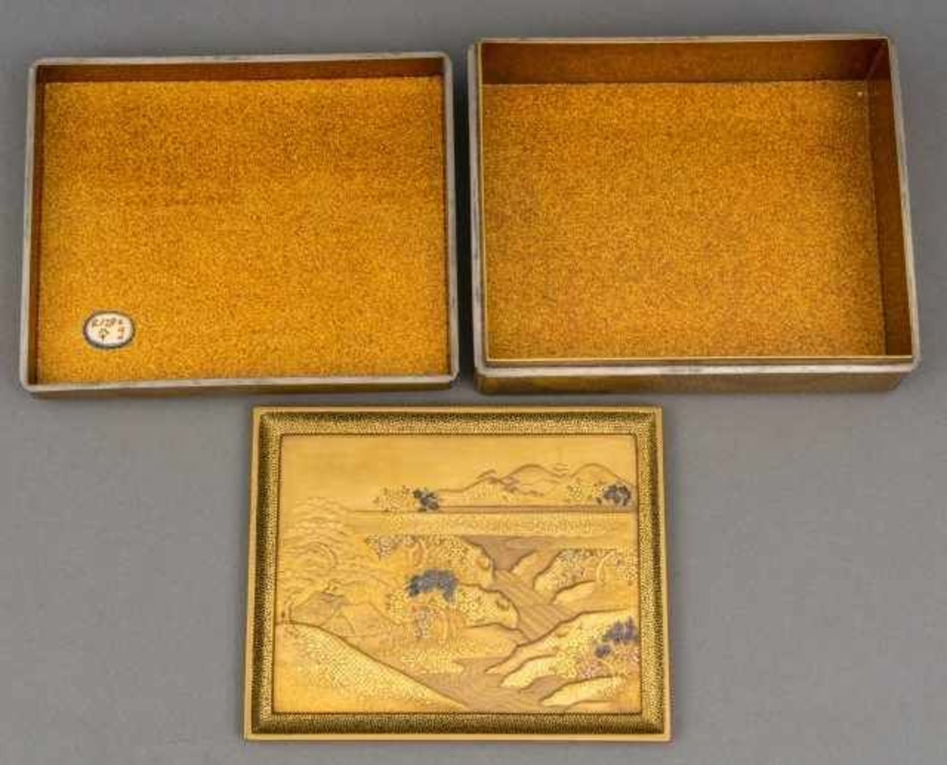 Rectangular golden lacquer bunkô with internal tray, the outside with an elaborate takamaki-e - Bild 6 aus 10