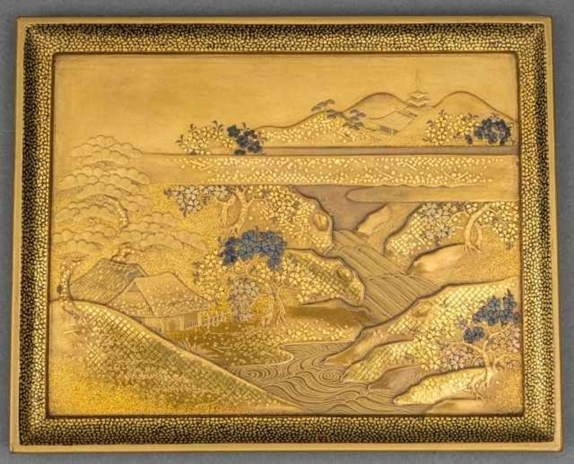 Rectangular golden lacquer bunkô with internal tray, the outside with an elaborate takamaki-e - Bild 7 aus 10