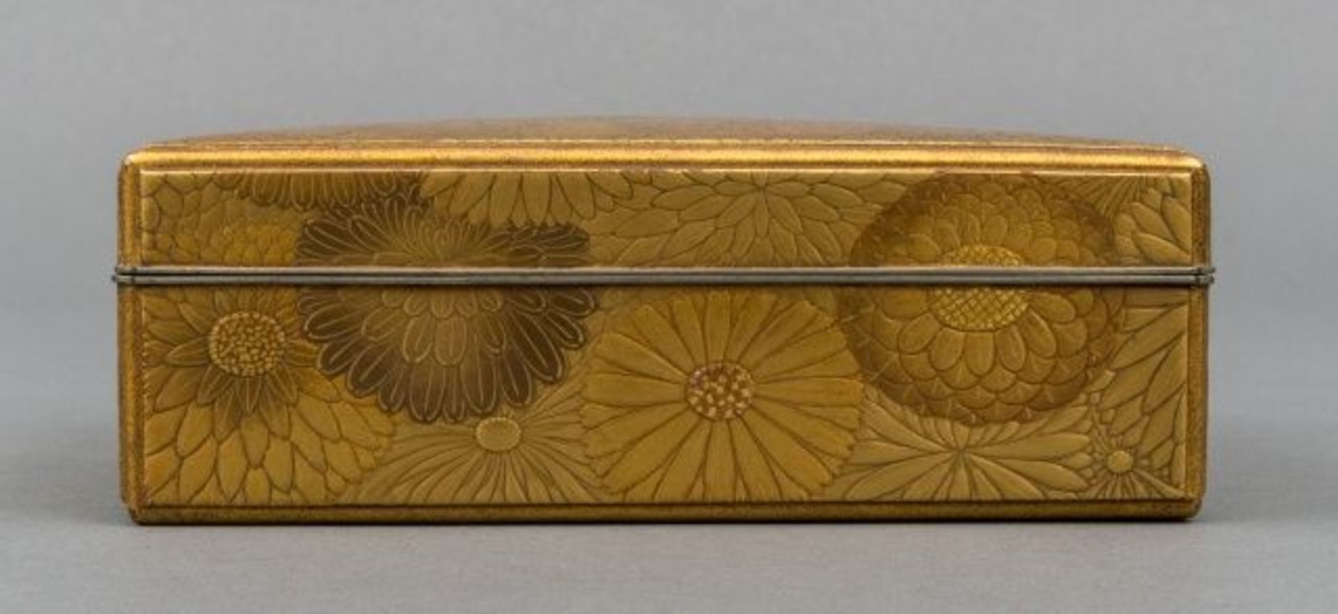 Rectangular golden lacquer bunkô with internal tray, the outside with an elaborate takamaki-e - Bild 9 aus 10