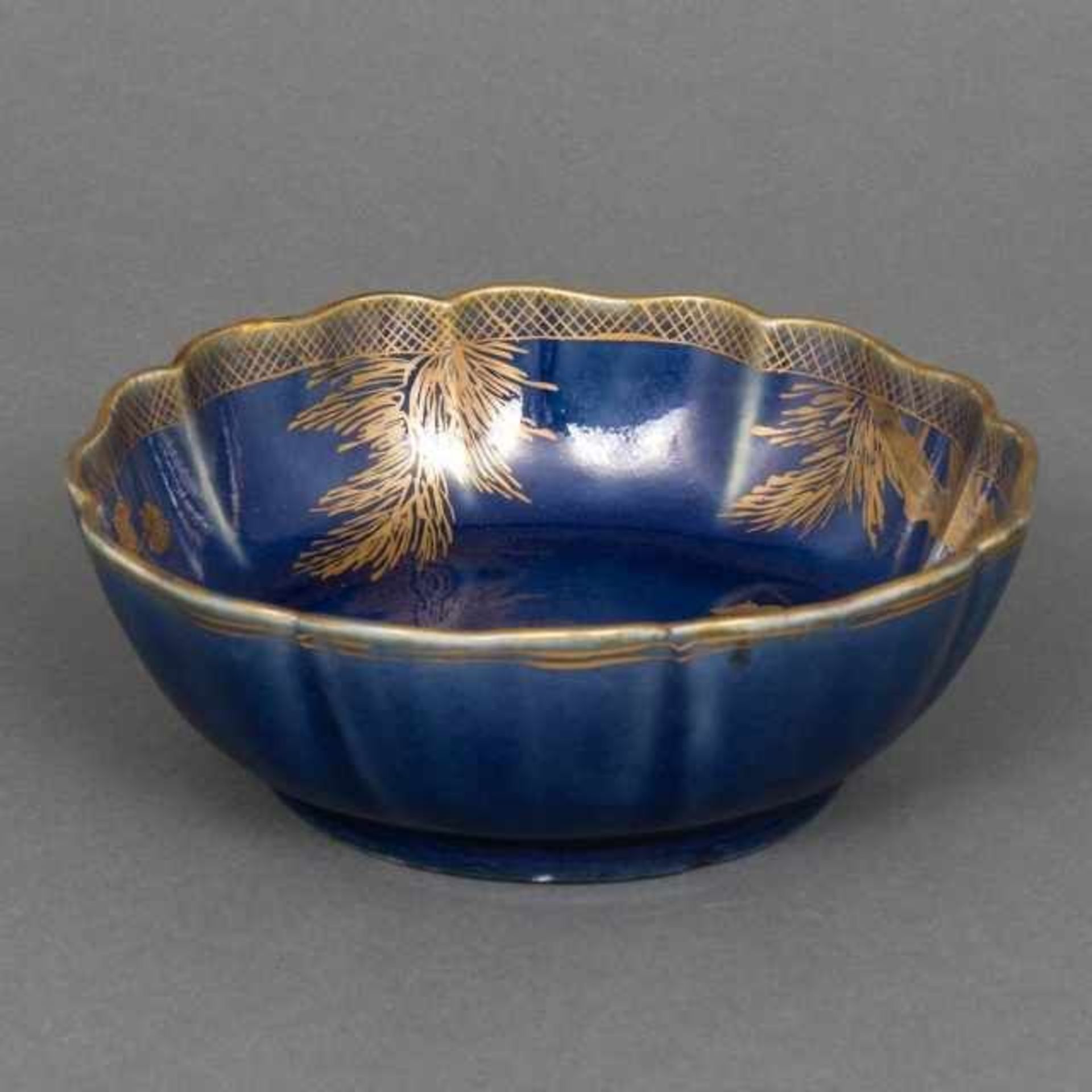 Chrysanthemum-shaped porcelain Imari bowl with gilded motif on a cobalt base: three dancing Dutch - Bild 3 aus 3