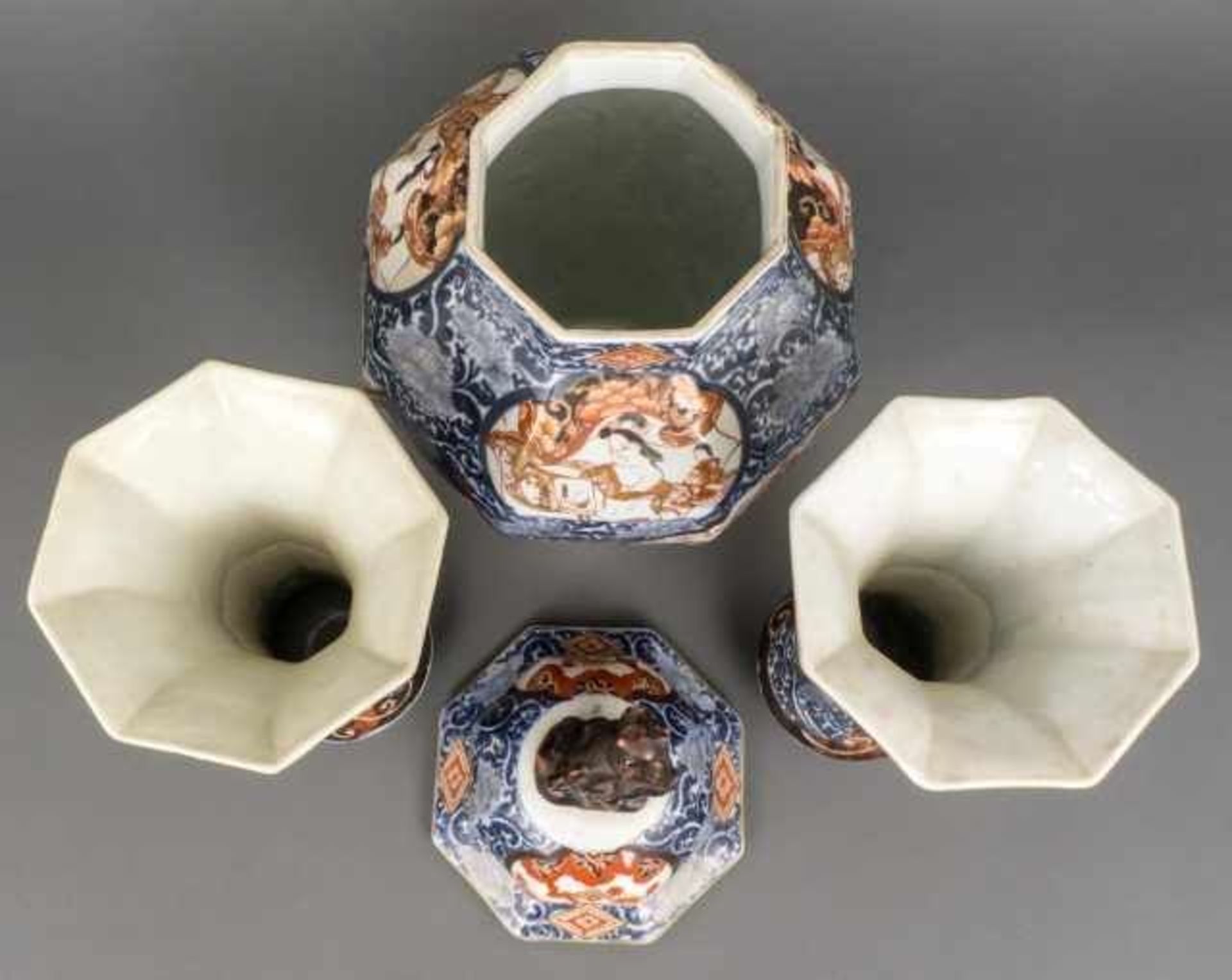 Three-piece porcelain Imari garniture with partial black enamel and decorated with bijin in - Bild 3 aus 4