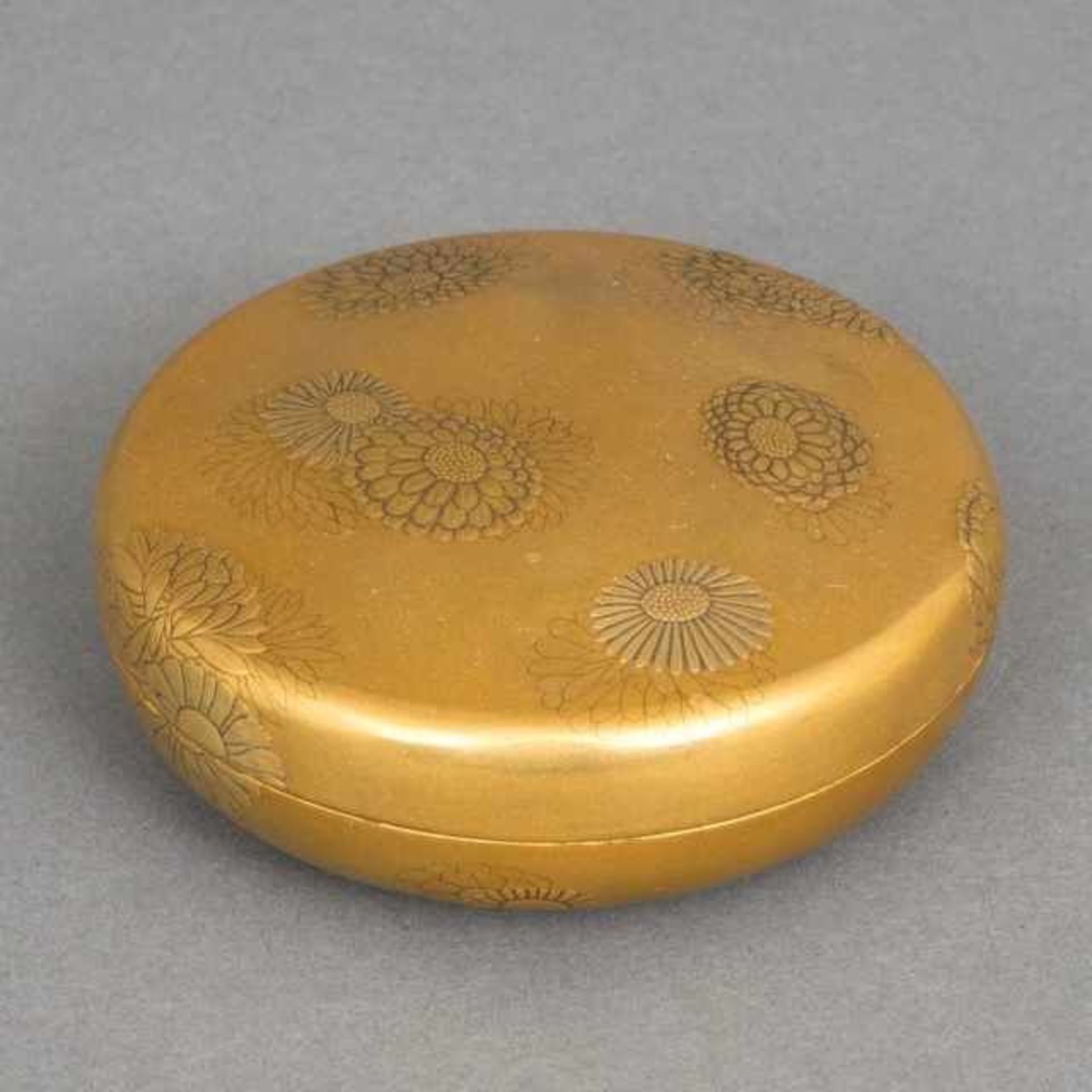 Golden lacquer kôgô with small internal tray, decorated with hiramaki-e and takamaki-e