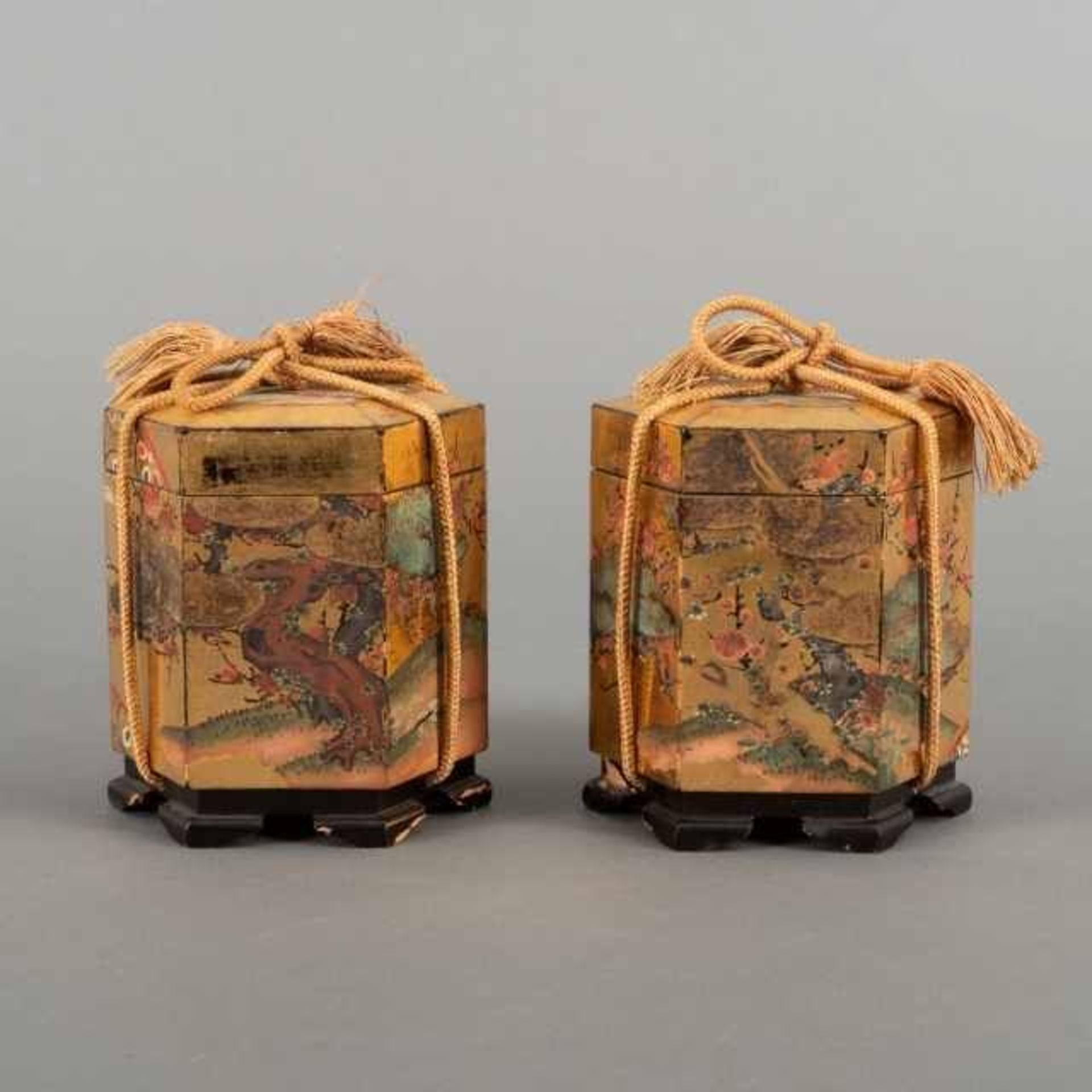 Pair of golden lacquer kaioke, or shell boxes, with polychrome painted motif of cranes and sakura - Bild 2 aus 4