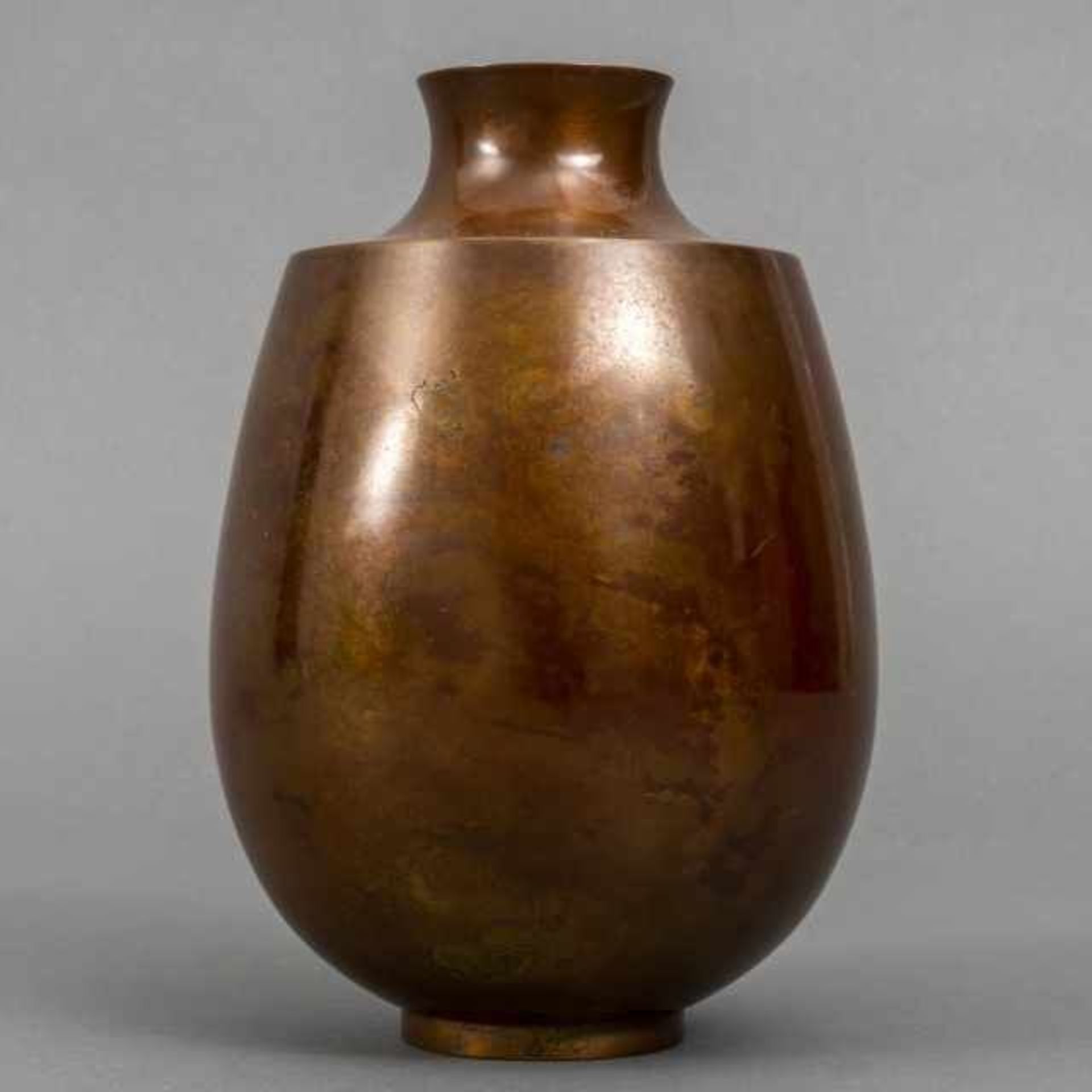 Kurisaki Tsugio (1945/1946), brown patinated bronze vase with broad sharp-edged shoulder and red - Bild 2 aus 7